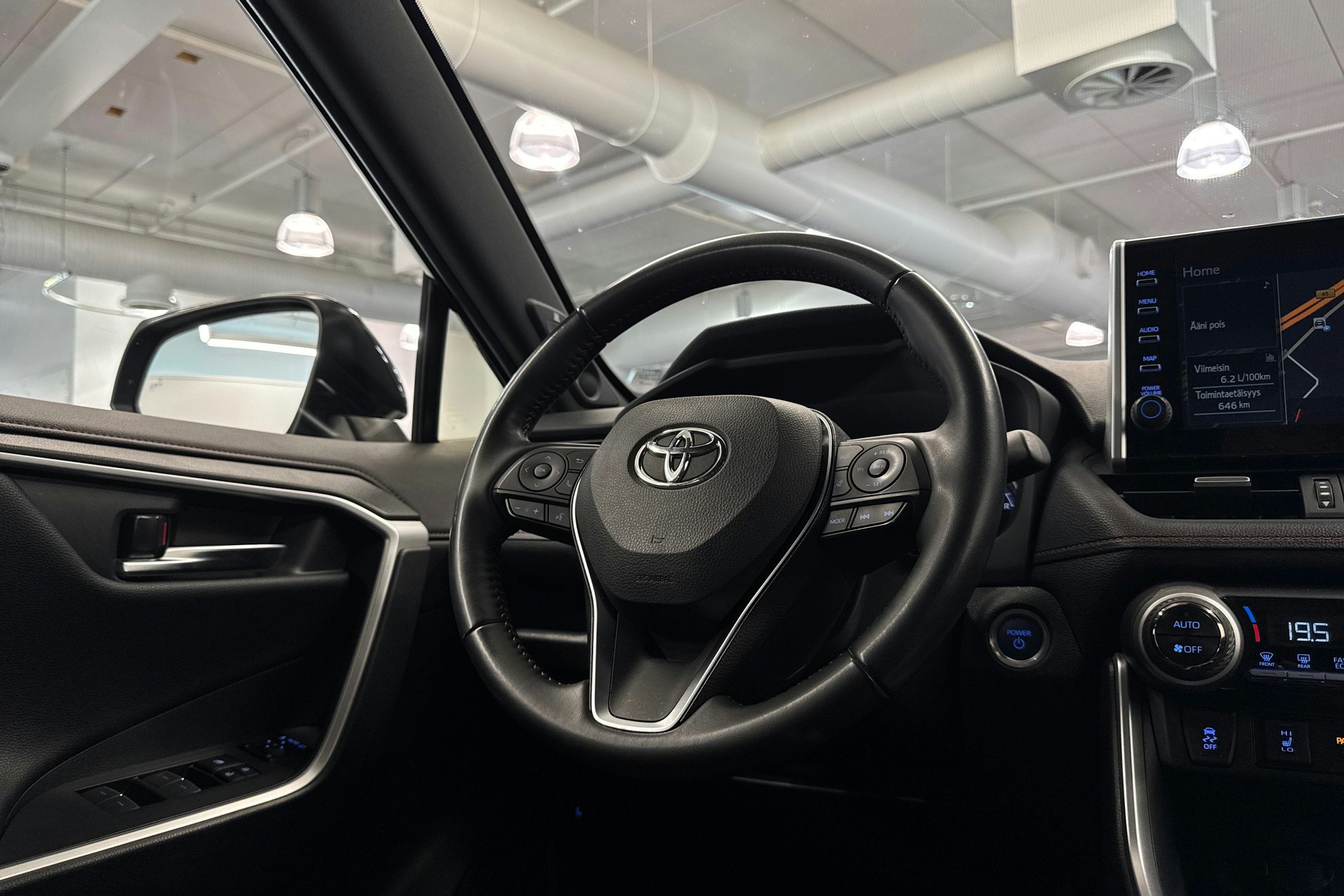 Musta Toyota RAV4 Plug-in 2022 kuva 14.