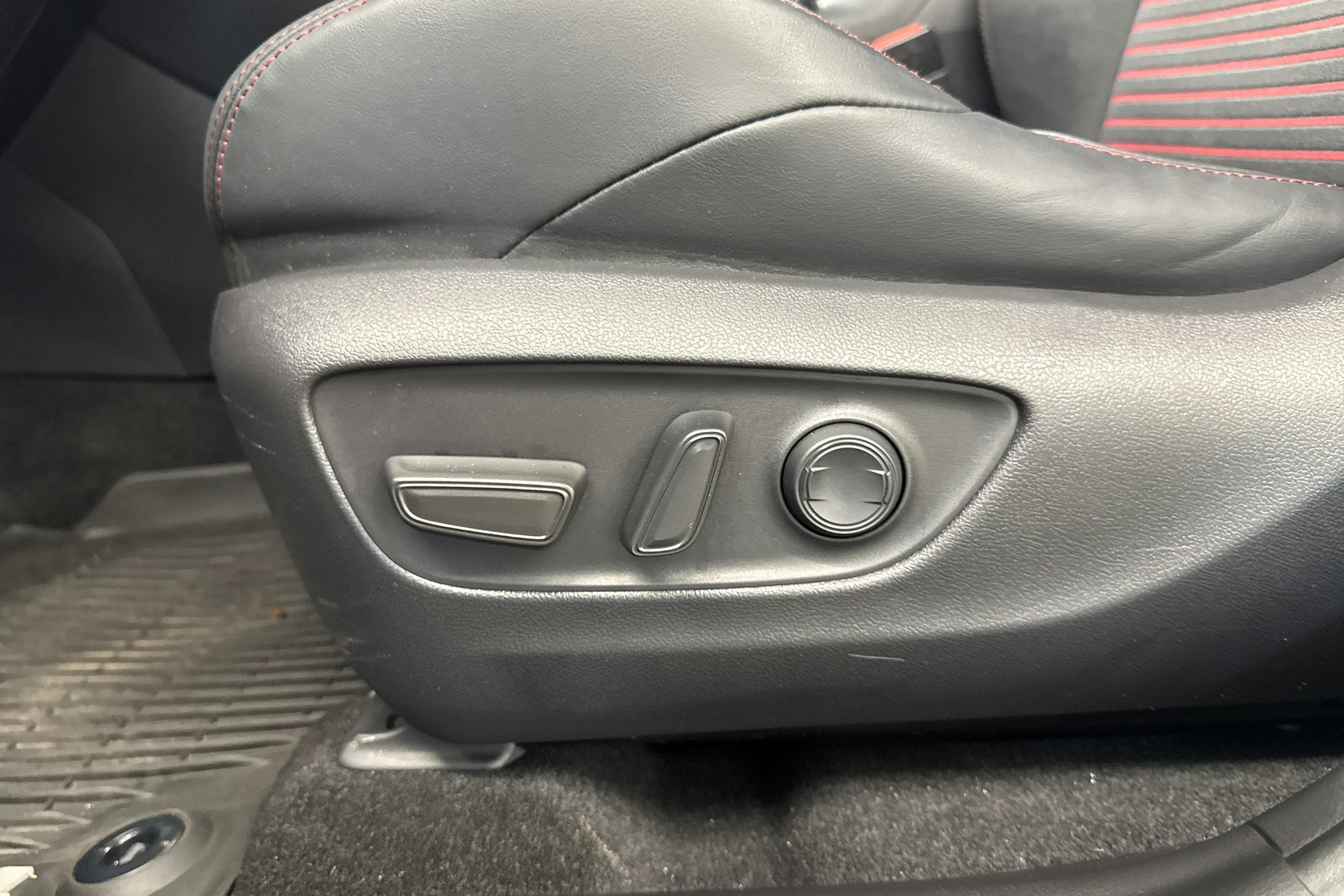 Musta Toyota RAV4 Plug-in 2022 kuva 16.