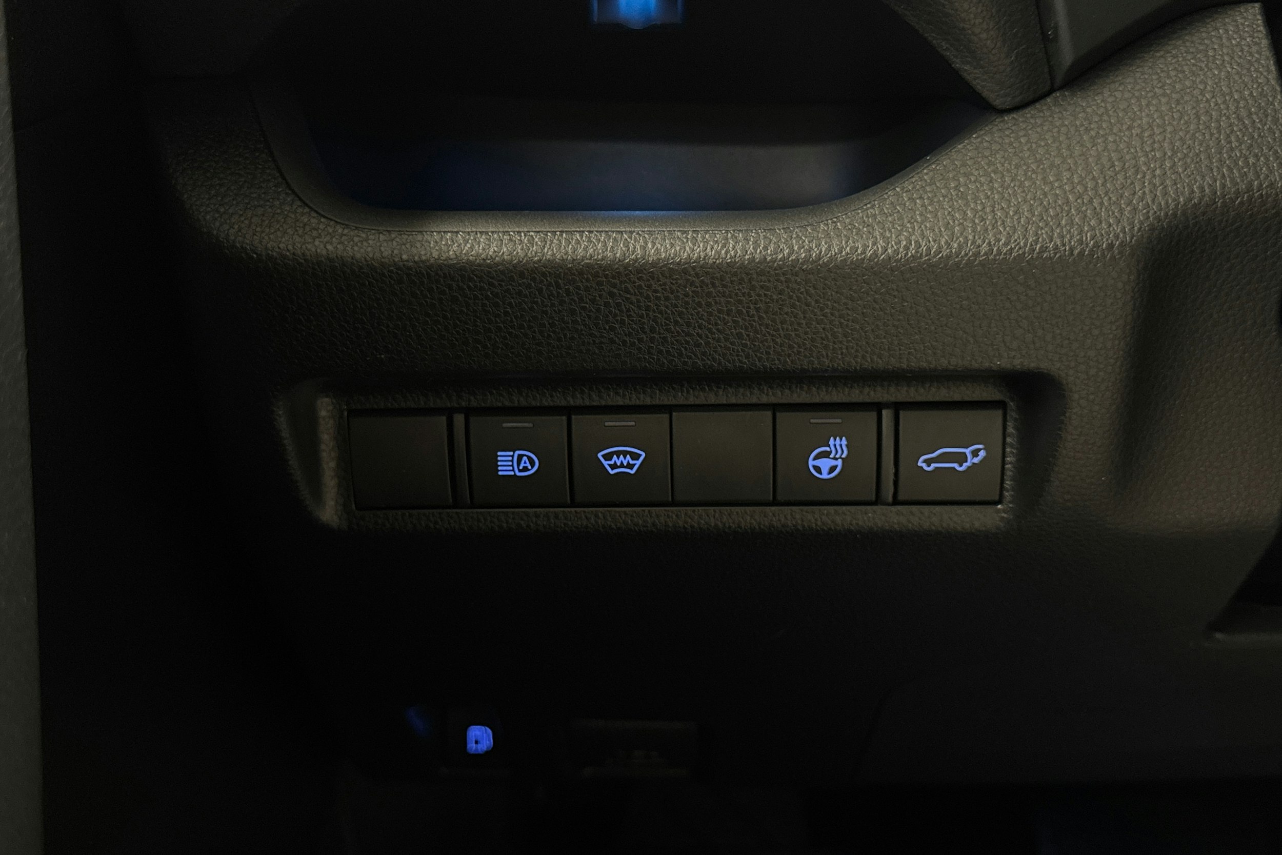 Musta Toyota RAV4 Plug-in 2022 kuva 20.