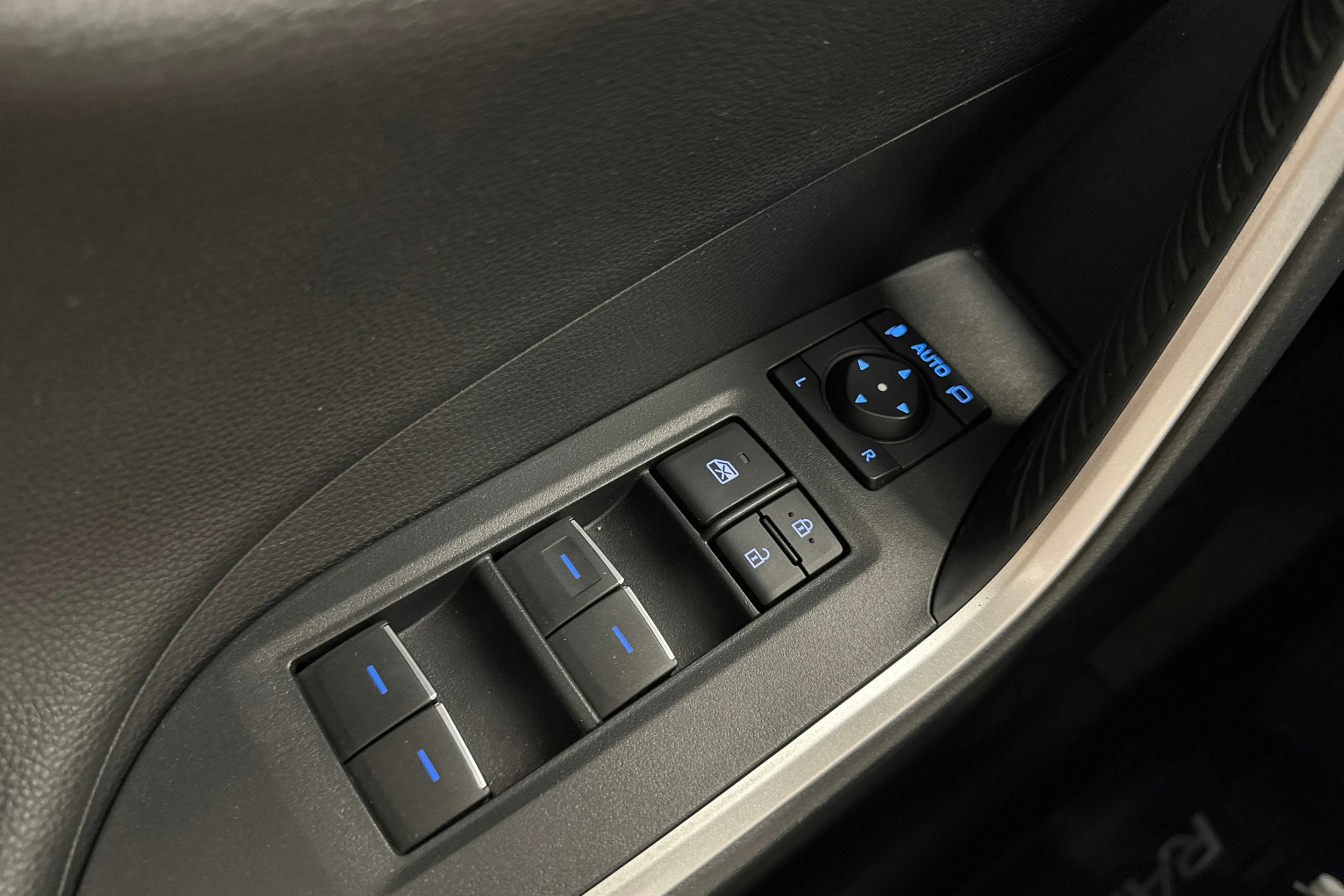 Musta Toyota RAV4 Plug-in 2022 kuva 21.
