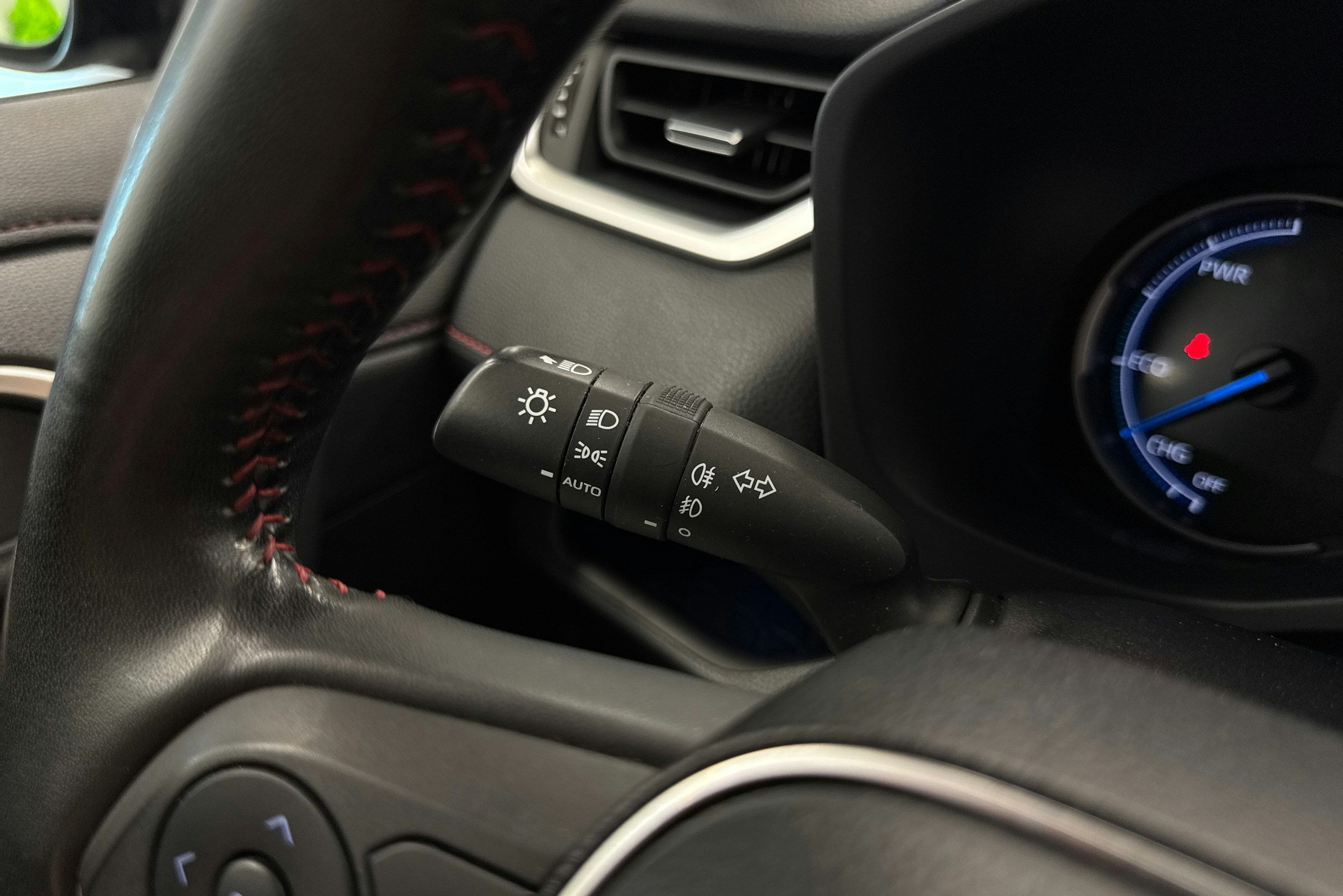 Musta Toyota RAV4 Plug-in 2022 kuva 23.