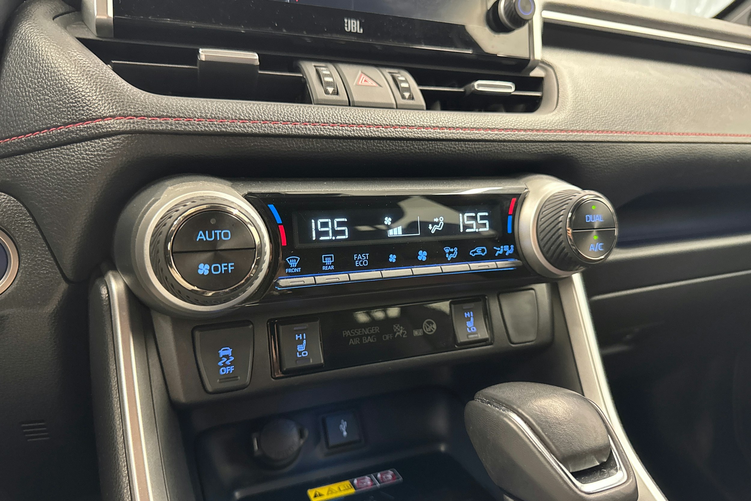 Musta Toyota RAV4 Plug-in 2022 kuva 25.