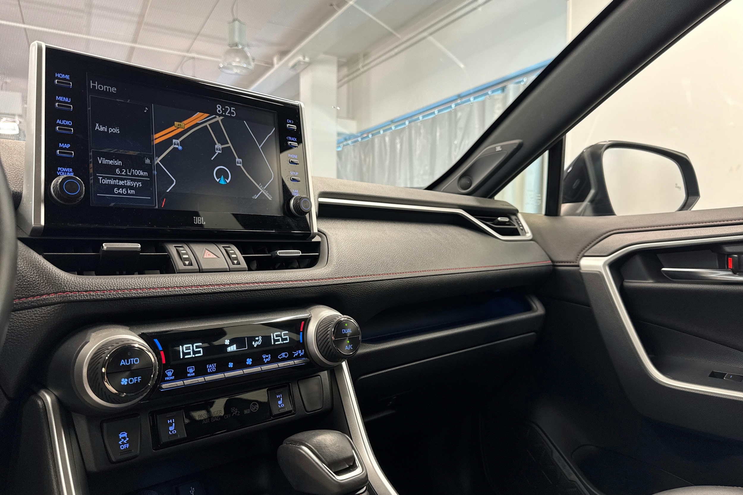 Musta Toyota RAV4 Plug-in 2022 kuva 27.