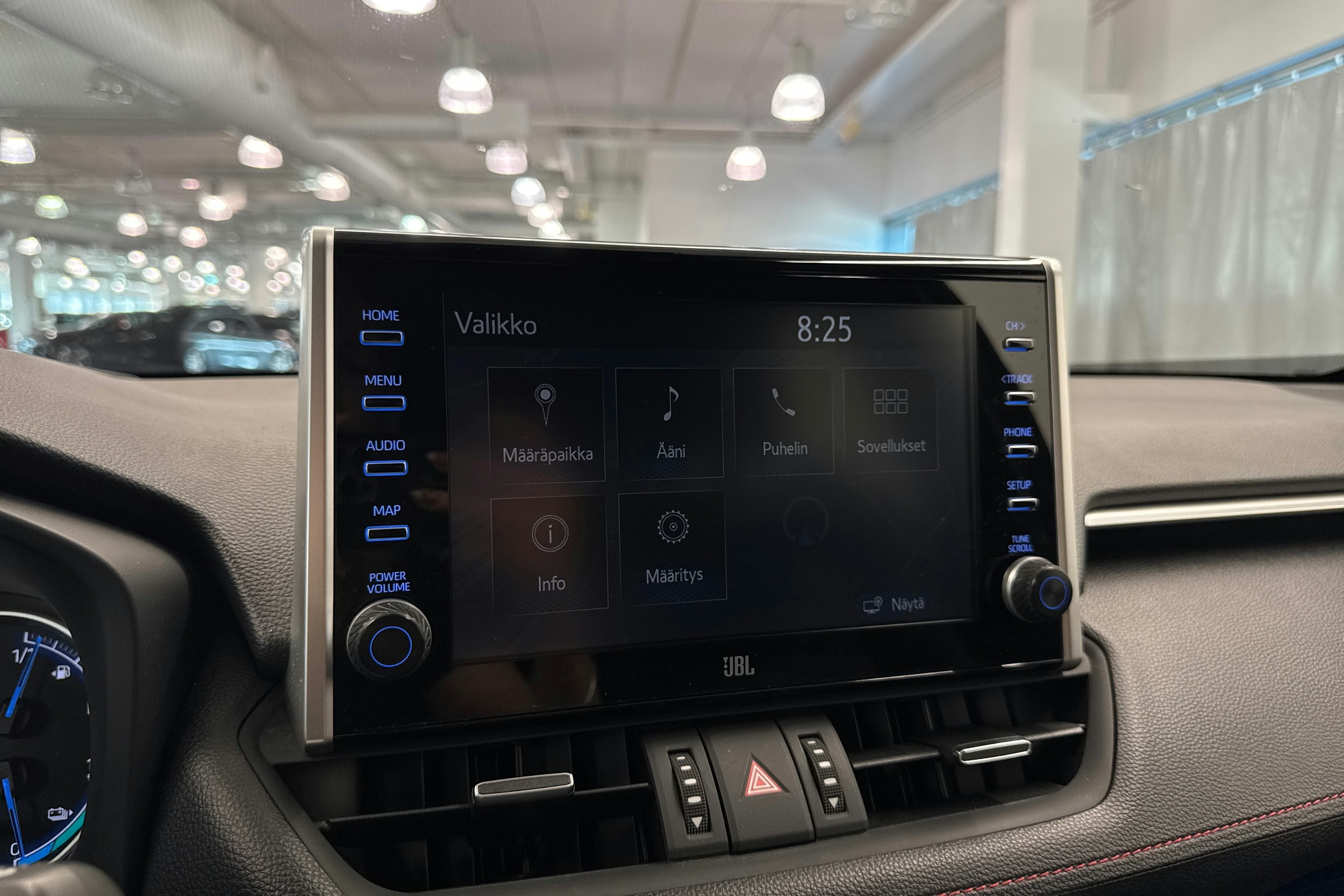 Musta Toyota RAV4 Plug-in 2022 kuva 28.