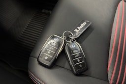 Musta Toyota RAV4 Plug-in 2022 kuva 32.