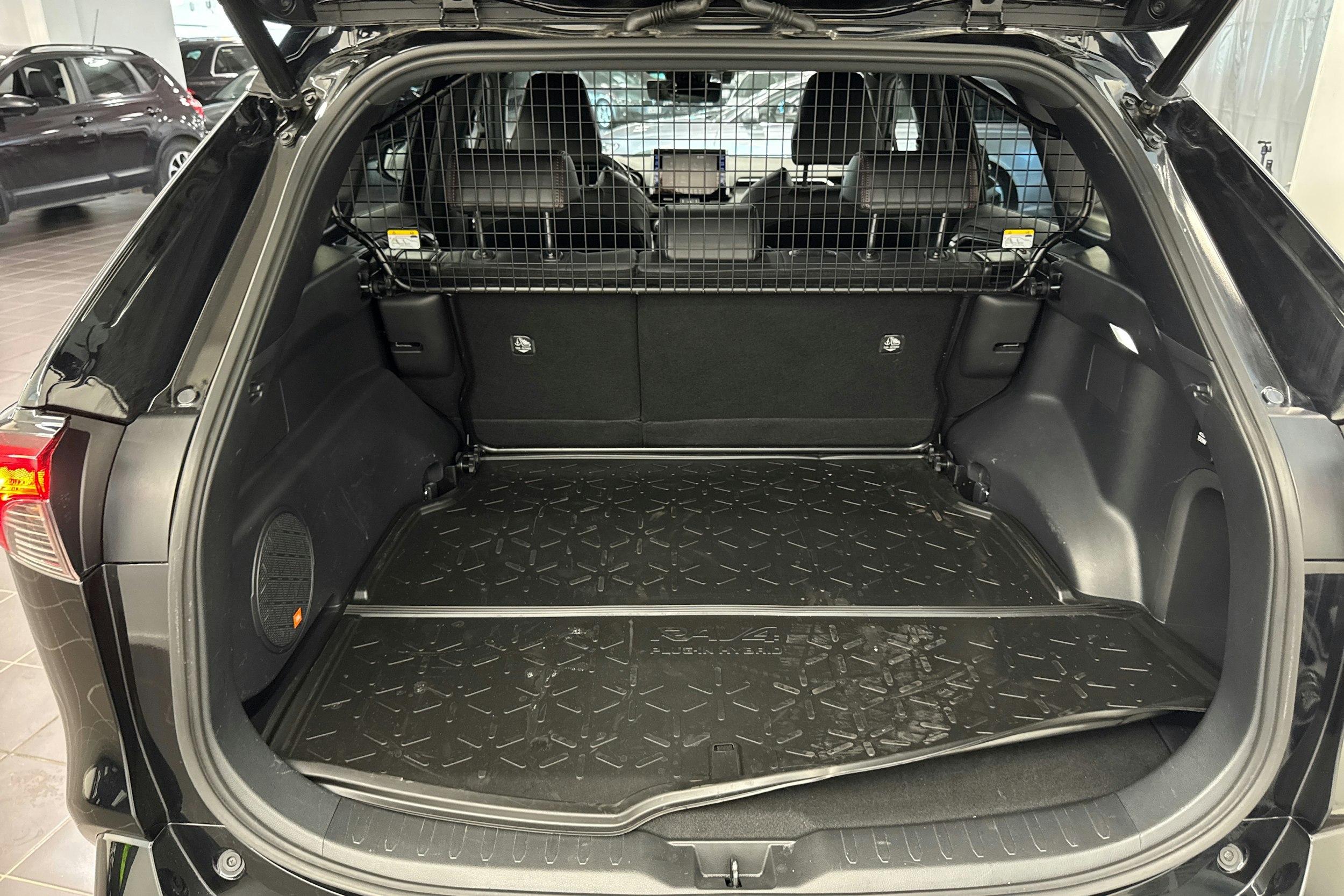 Musta Toyota RAV4 Plug-in 2022 kuva 33.