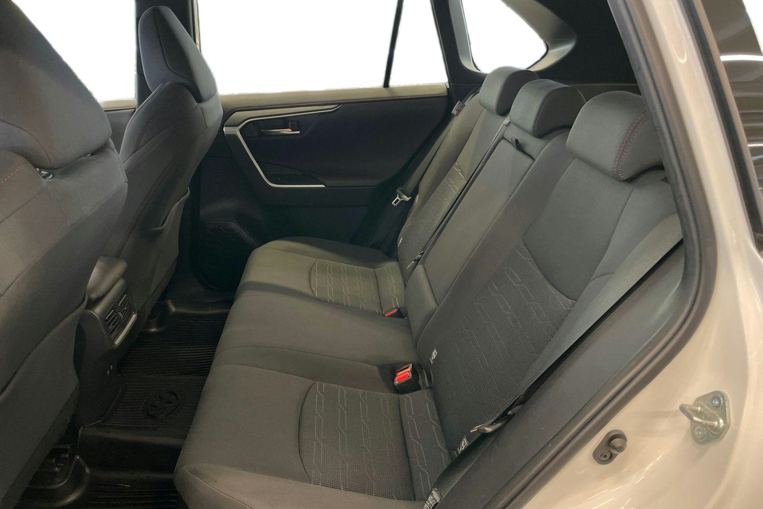 valkoinen Toyota RAV4 Plug-in 2022 kuva 10.