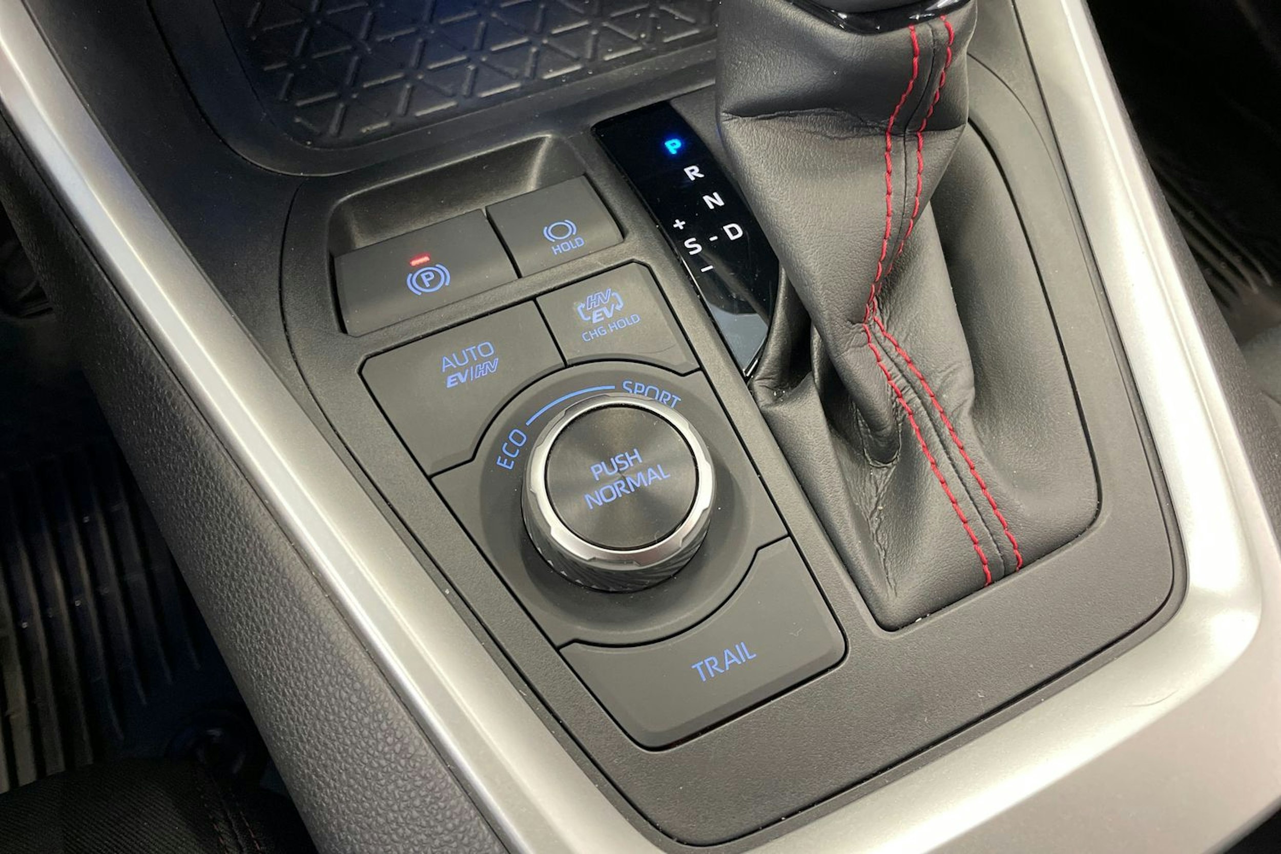 valkoinen Toyota RAV4 Plug-in 2022 kuva 19.