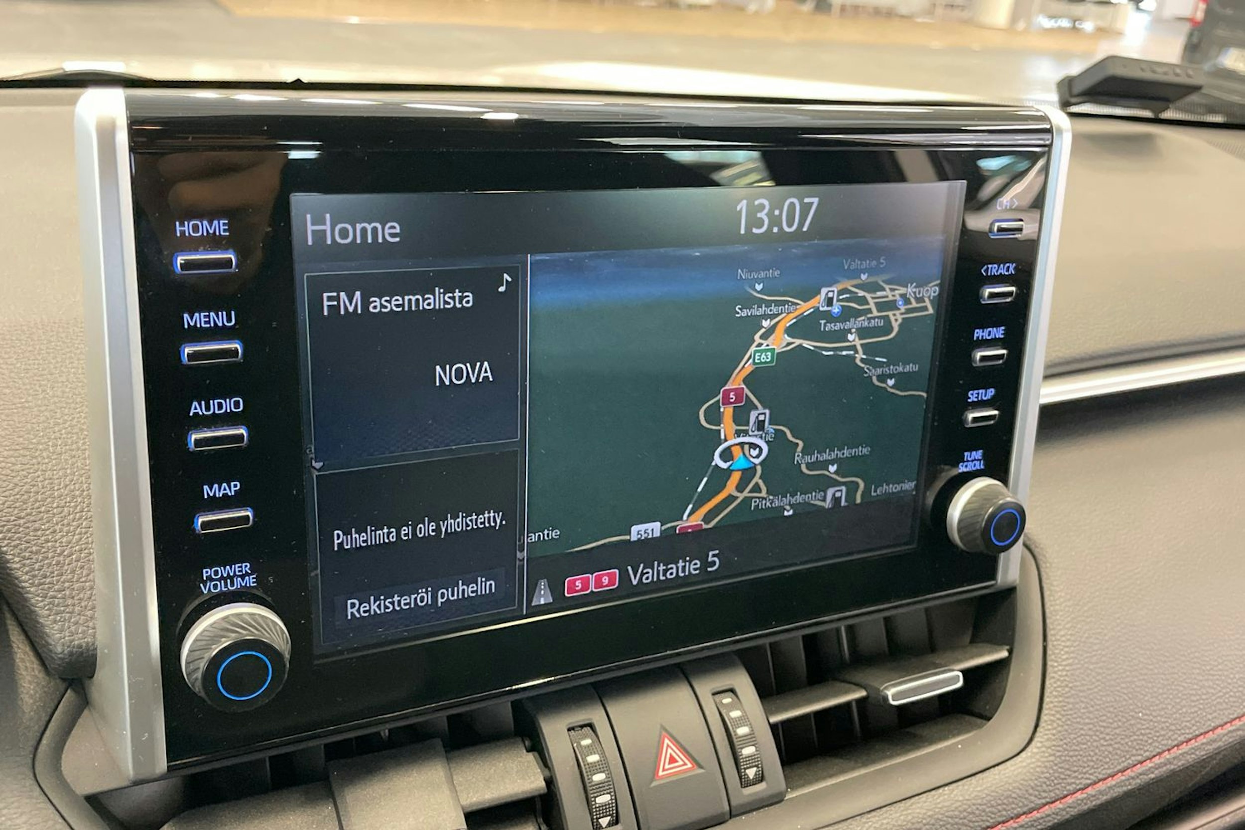 valkoinen Toyota RAV4 Plug-in 2022 kuva 22.