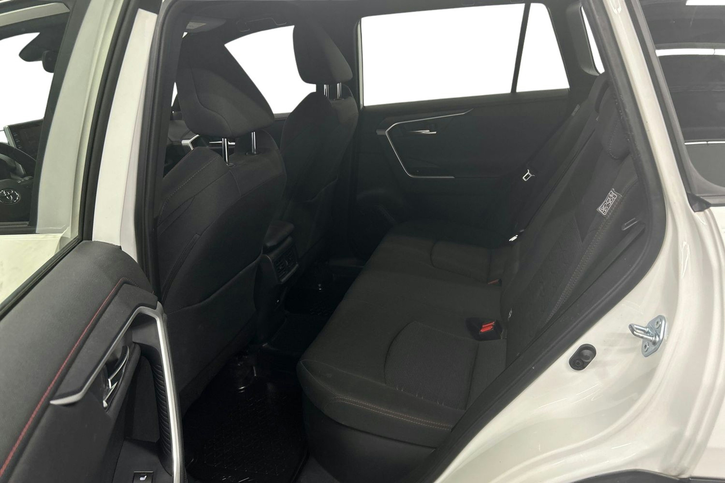 valkoinen Toyota RAV4 Plug-in 2022 kuva 10.