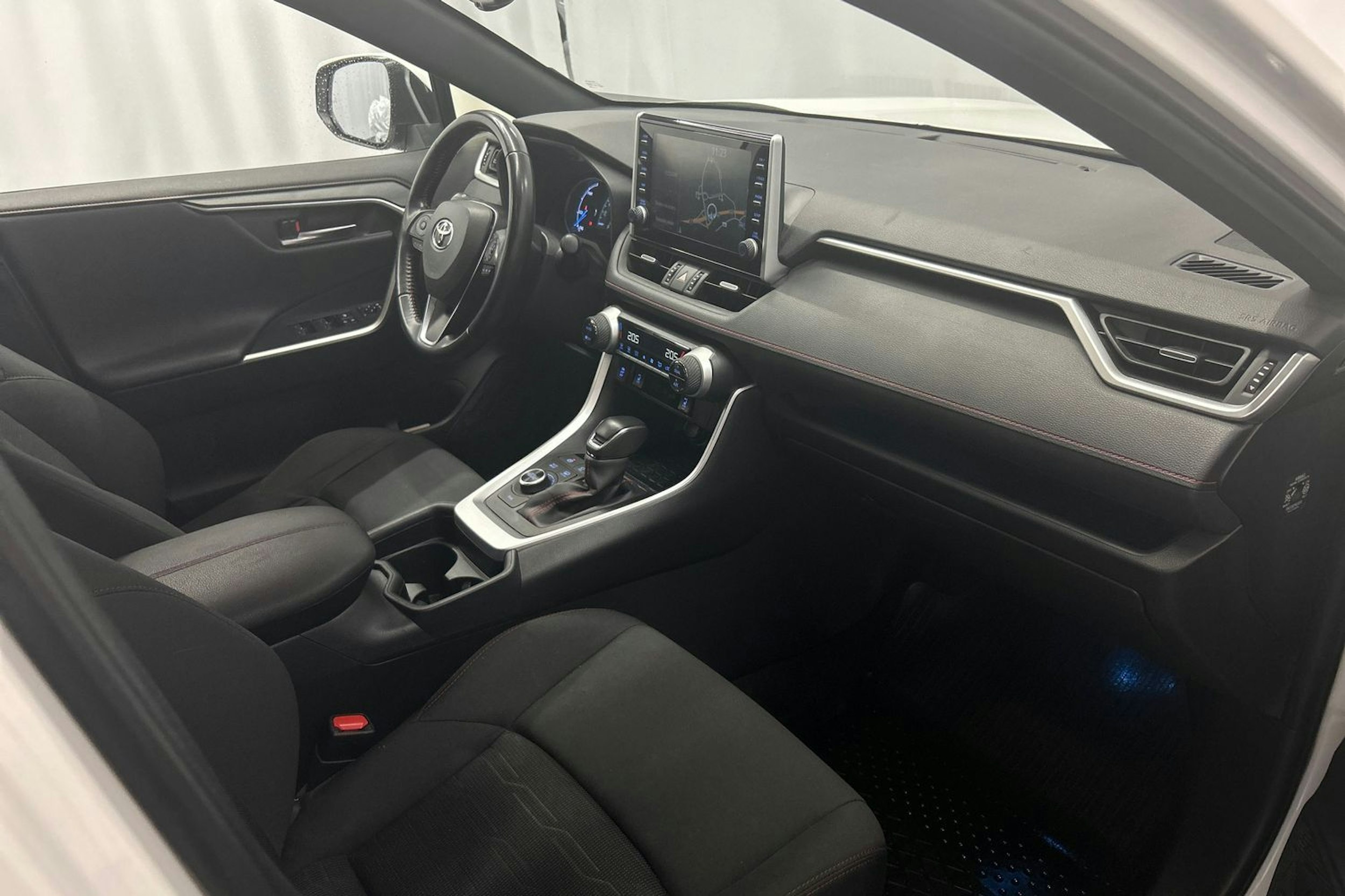 valkoinen Toyota RAV4 Plug-in 2022 kuva 14.