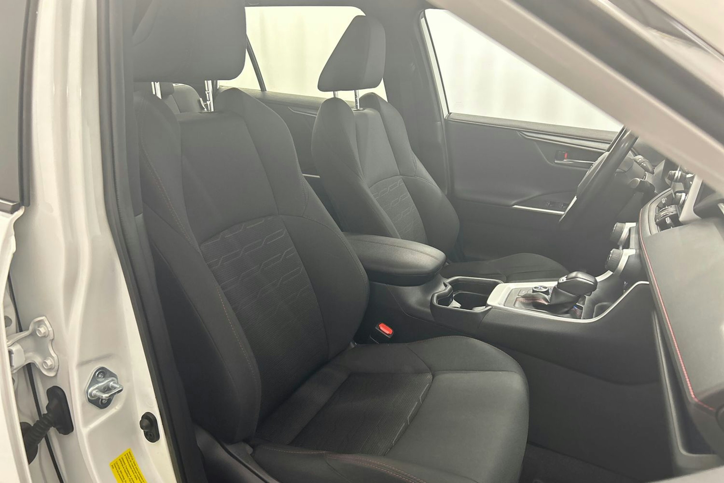 valkoinen Toyota RAV4 Plug-in 2022 kuva 15.