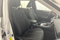 valkoinen Toyota RAV4 Plug-in 2022 kuva 15.