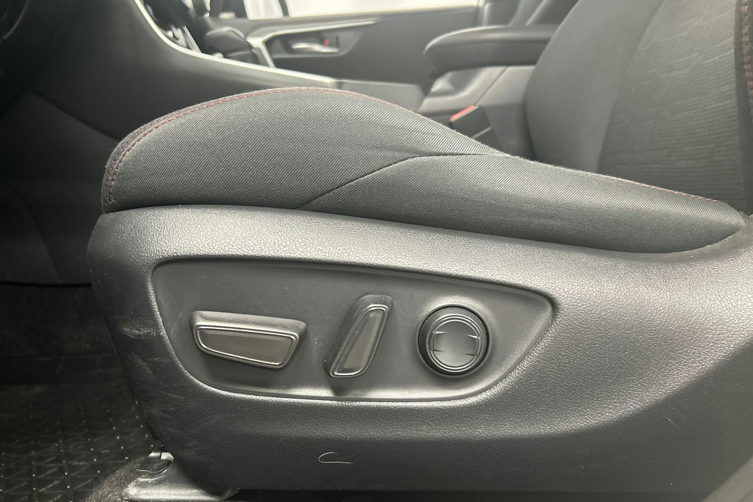 valkoinen Toyota RAV4 Plug-in 2022 kuva 16.