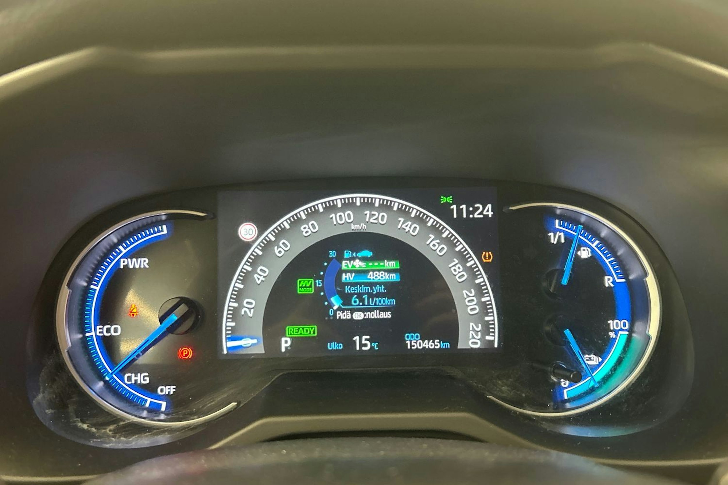 valkoinen Toyota RAV4 Plug-in 2022 kuva 17.