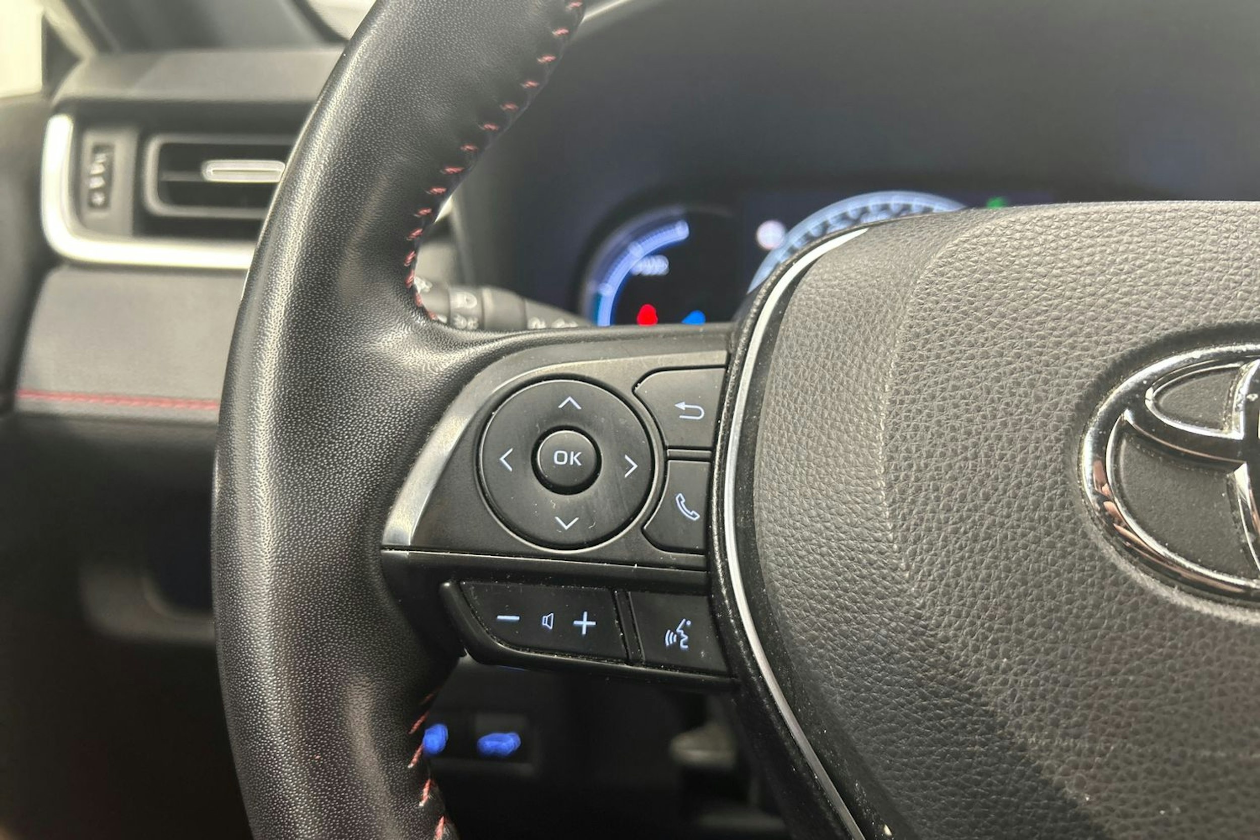 valkoinen Toyota RAV4 Plug-in 2022 kuva 18.