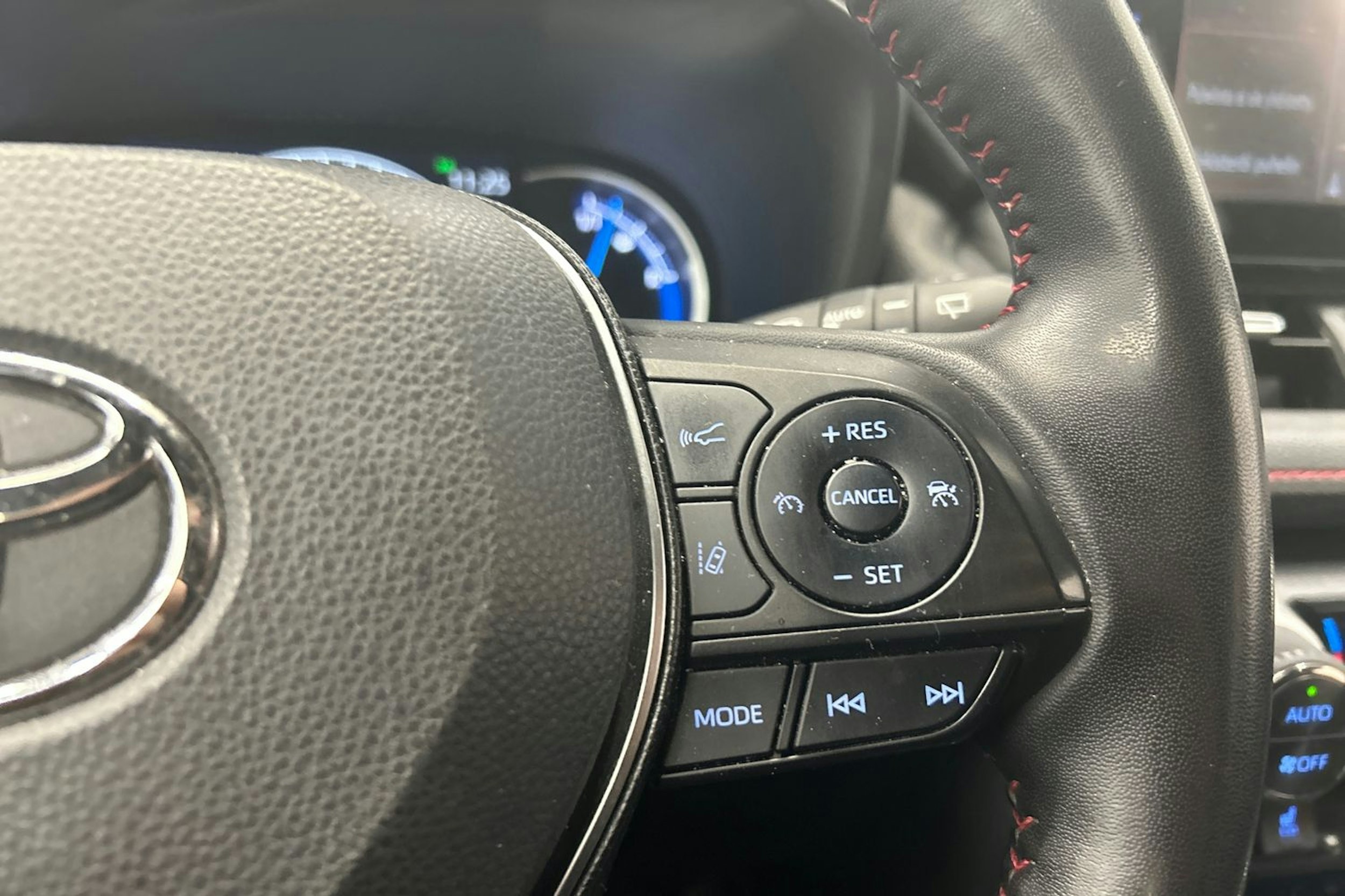 valkoinen Toyota RAV4 Plug-in 2022 kuva 19.