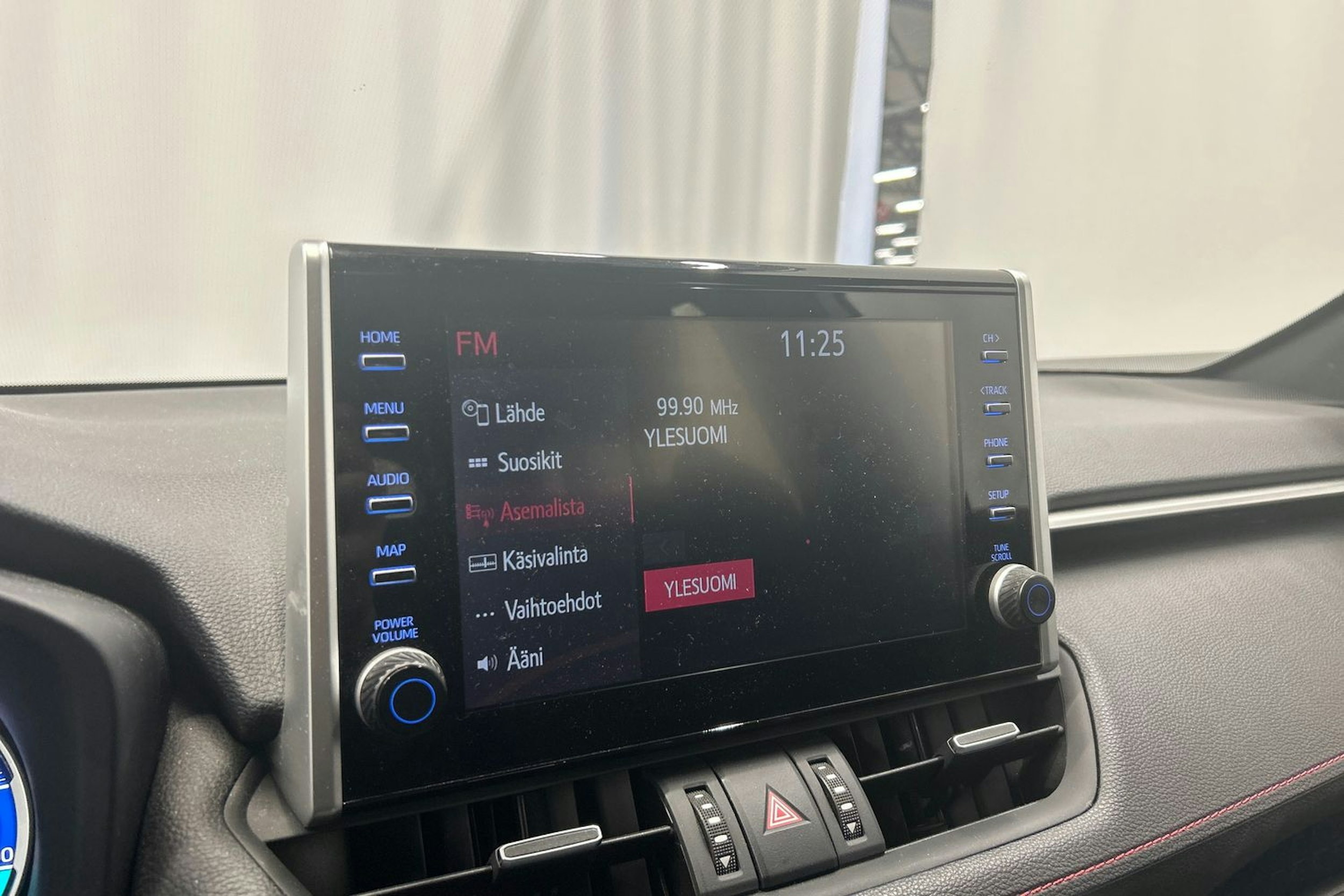 valkoinen Toyota RAV4 Plug-in 2022 kuva 21.