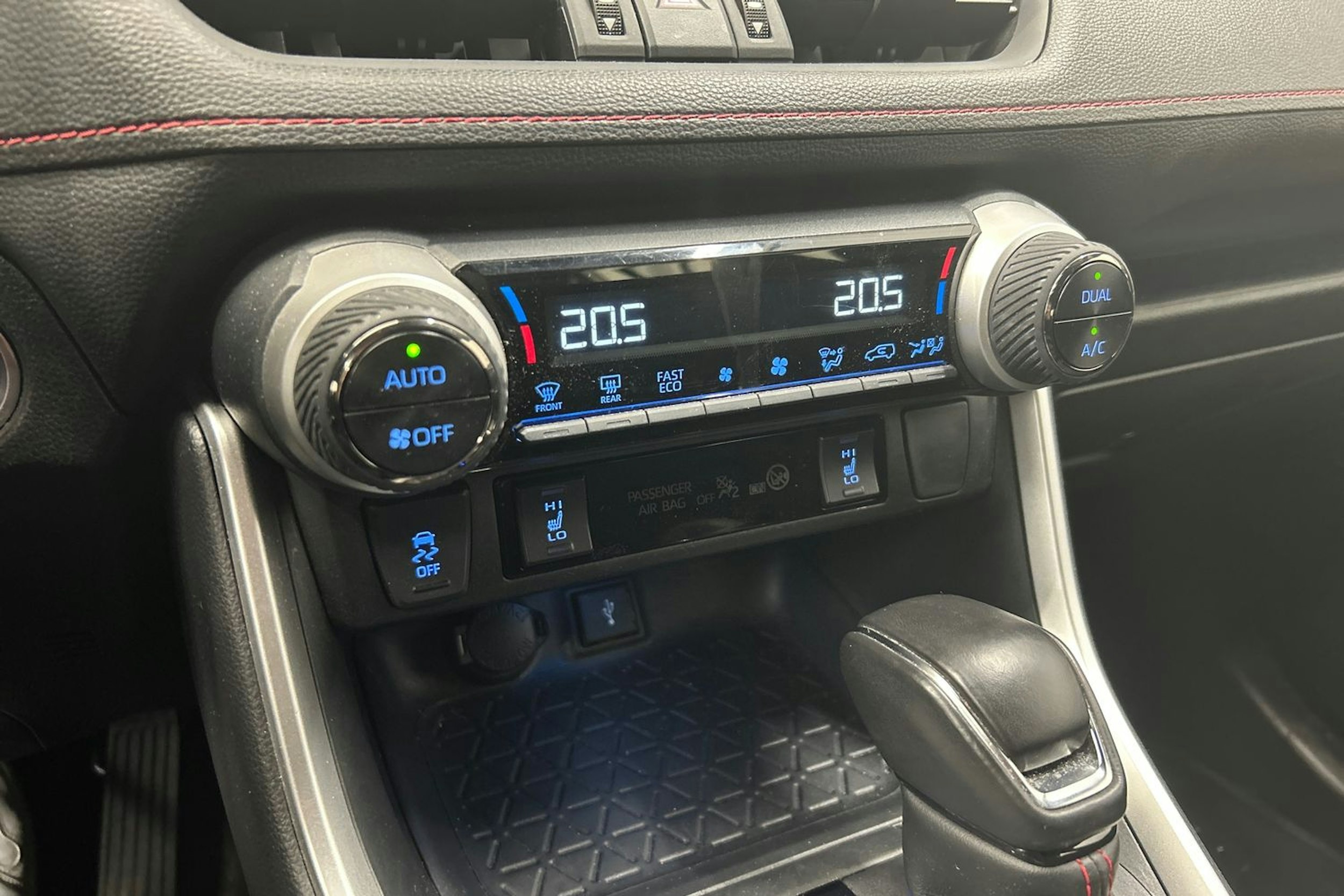 valkoinen Toyota RAV4 Plug-in 2022 kuva 26.