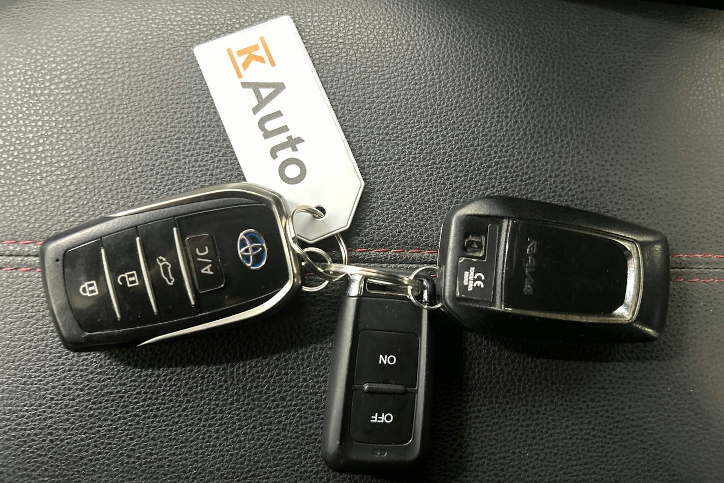 valkoinen Toyota RAV4 Plug-in 2022 kuva 28.