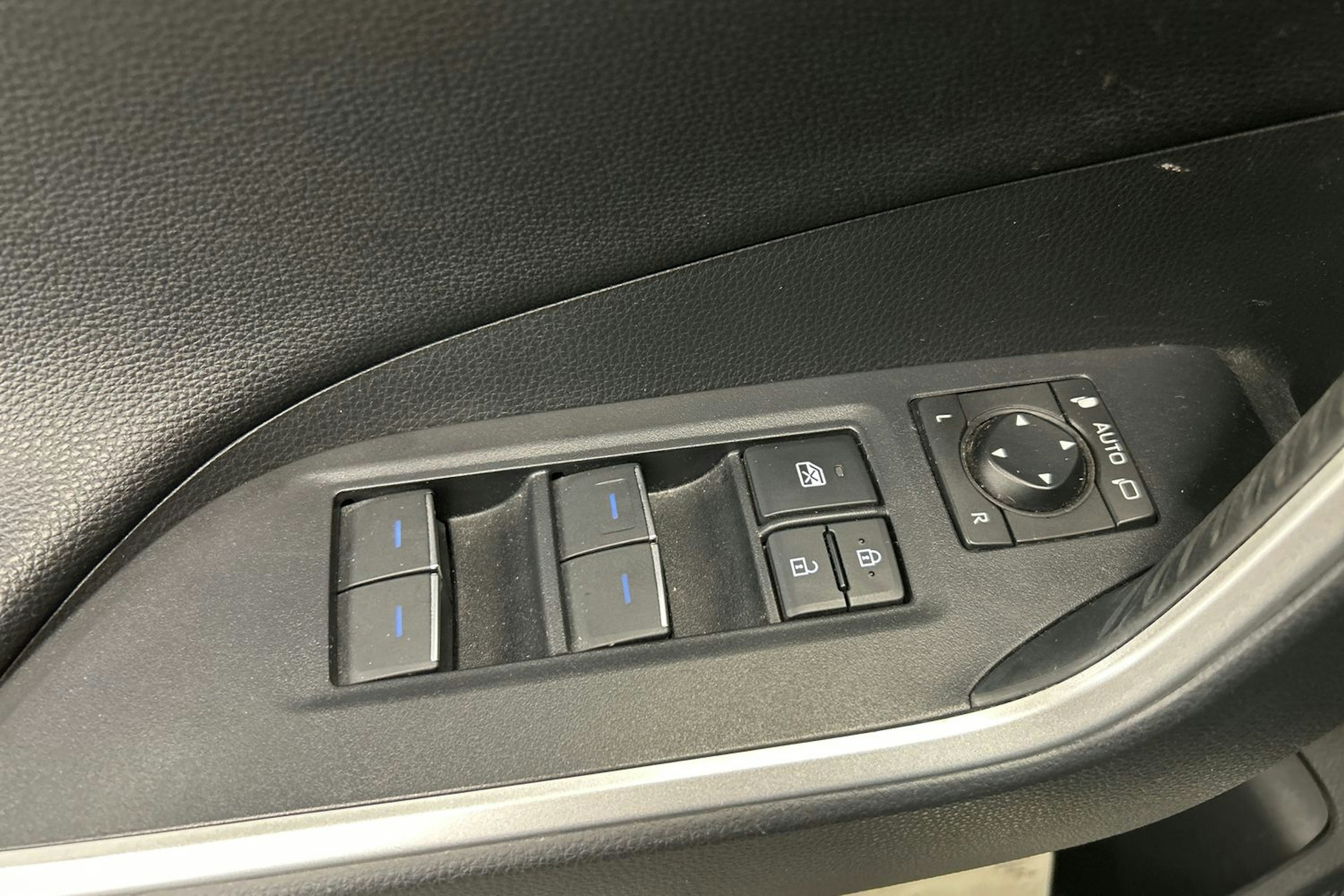valkoinen Toyota RAV4 Plug-in 2022 kuva 29.