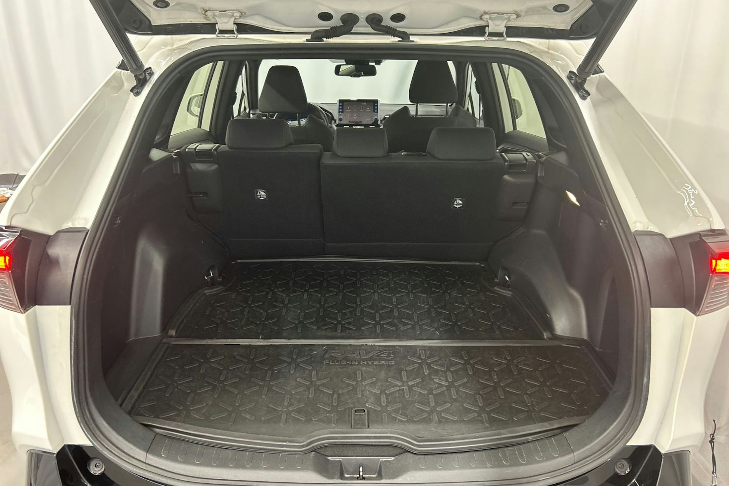 valkoinen Toyota RAV4 Plug-in 2022 kuva 32.