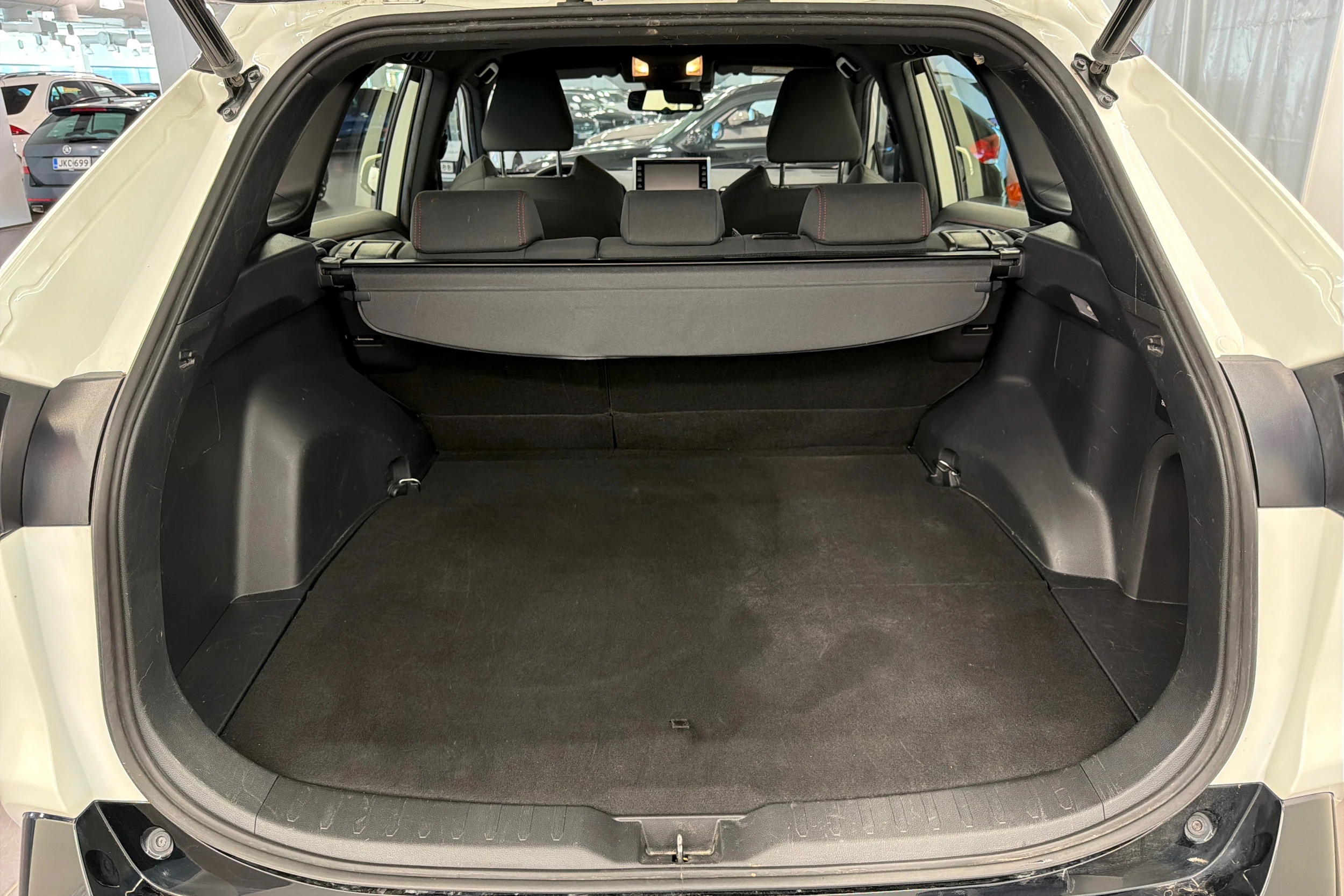 valkoinen Toyota RAV4 Plug-in 2022 kuva 11.