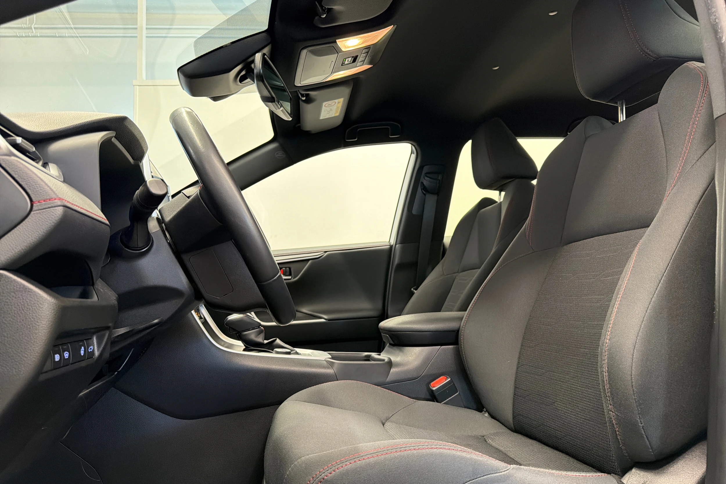 valkoinen Toyota RAV4 Plug-in 2022 kuva 13.