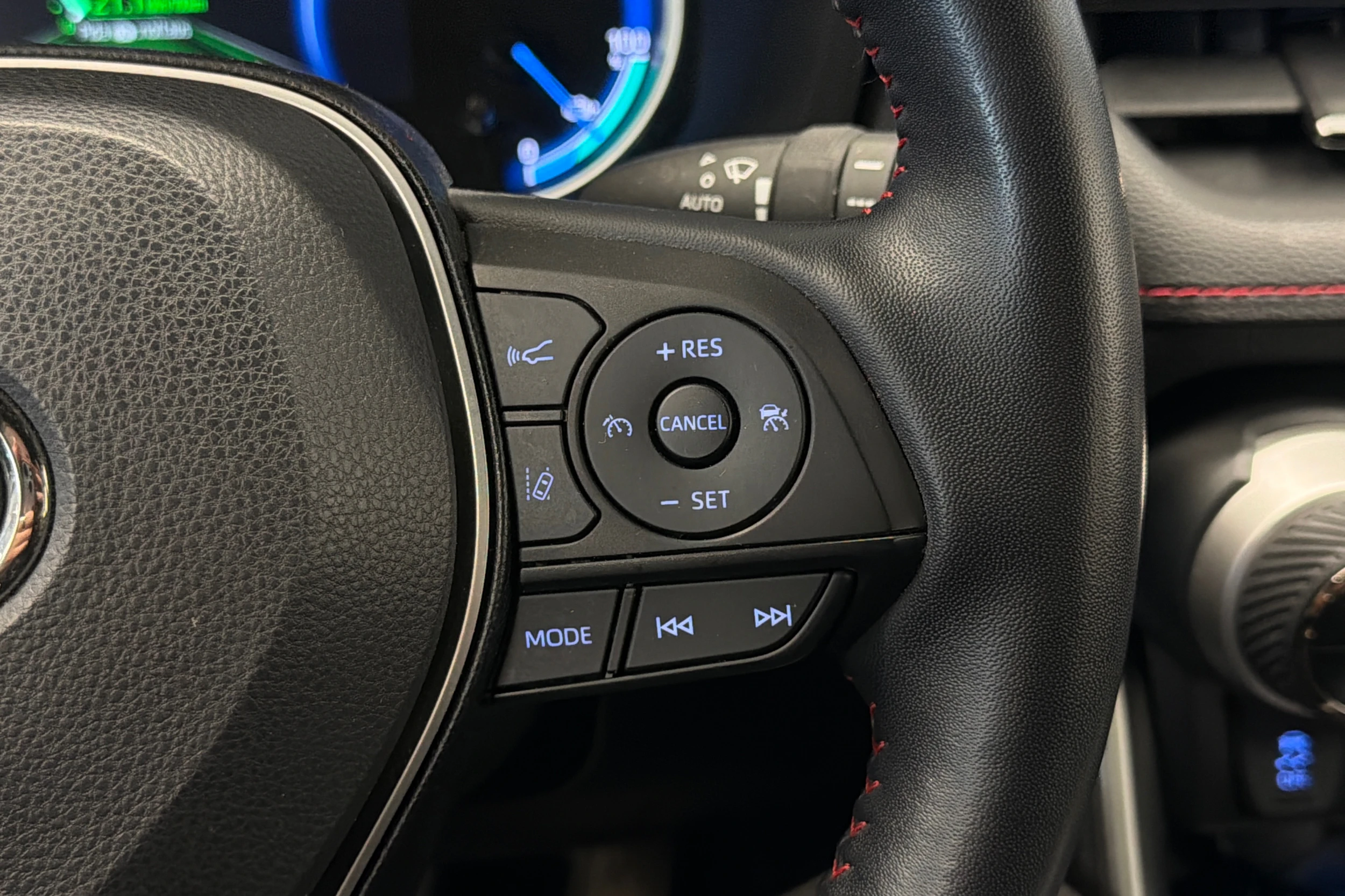 valkoinen Toyota RAV4 Plug-in 2022 kuva 16.