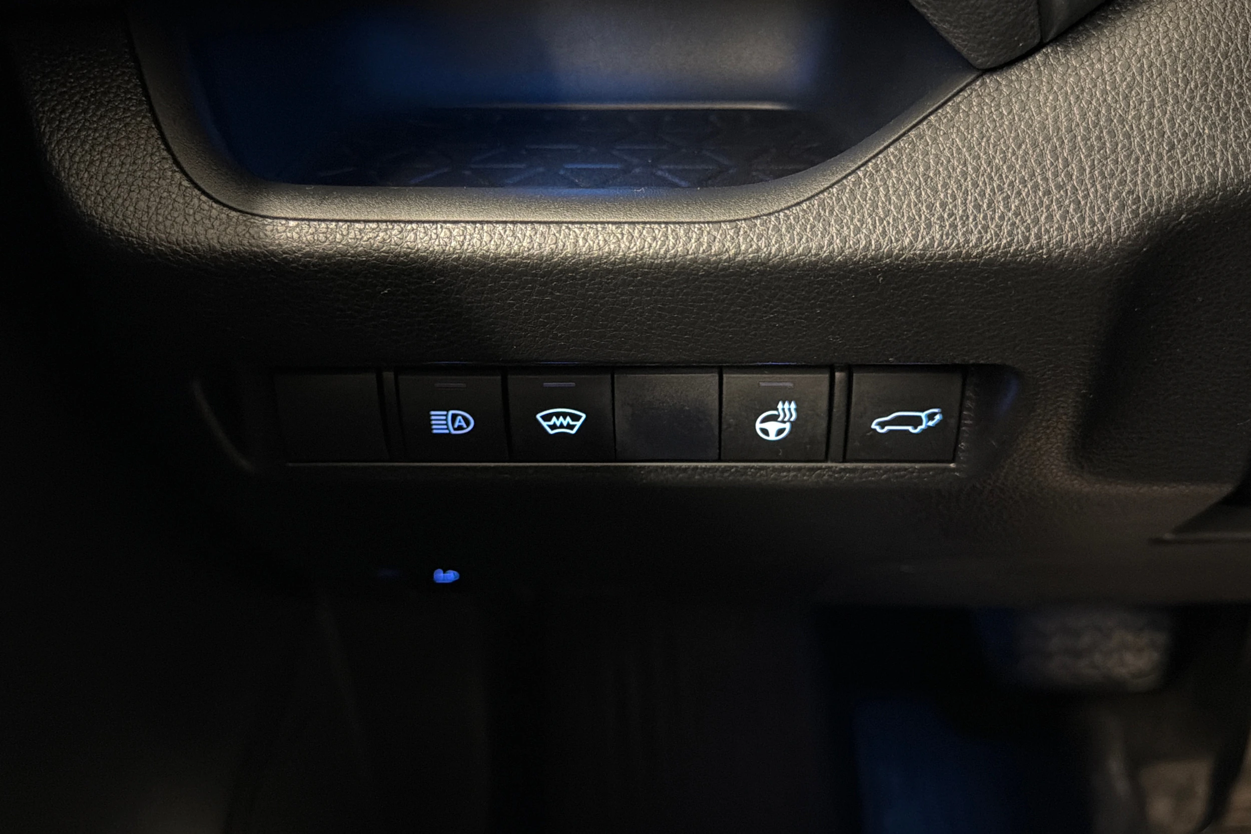 valkoinen Toyota RAV4 Plug-in 2022 kuva 18.