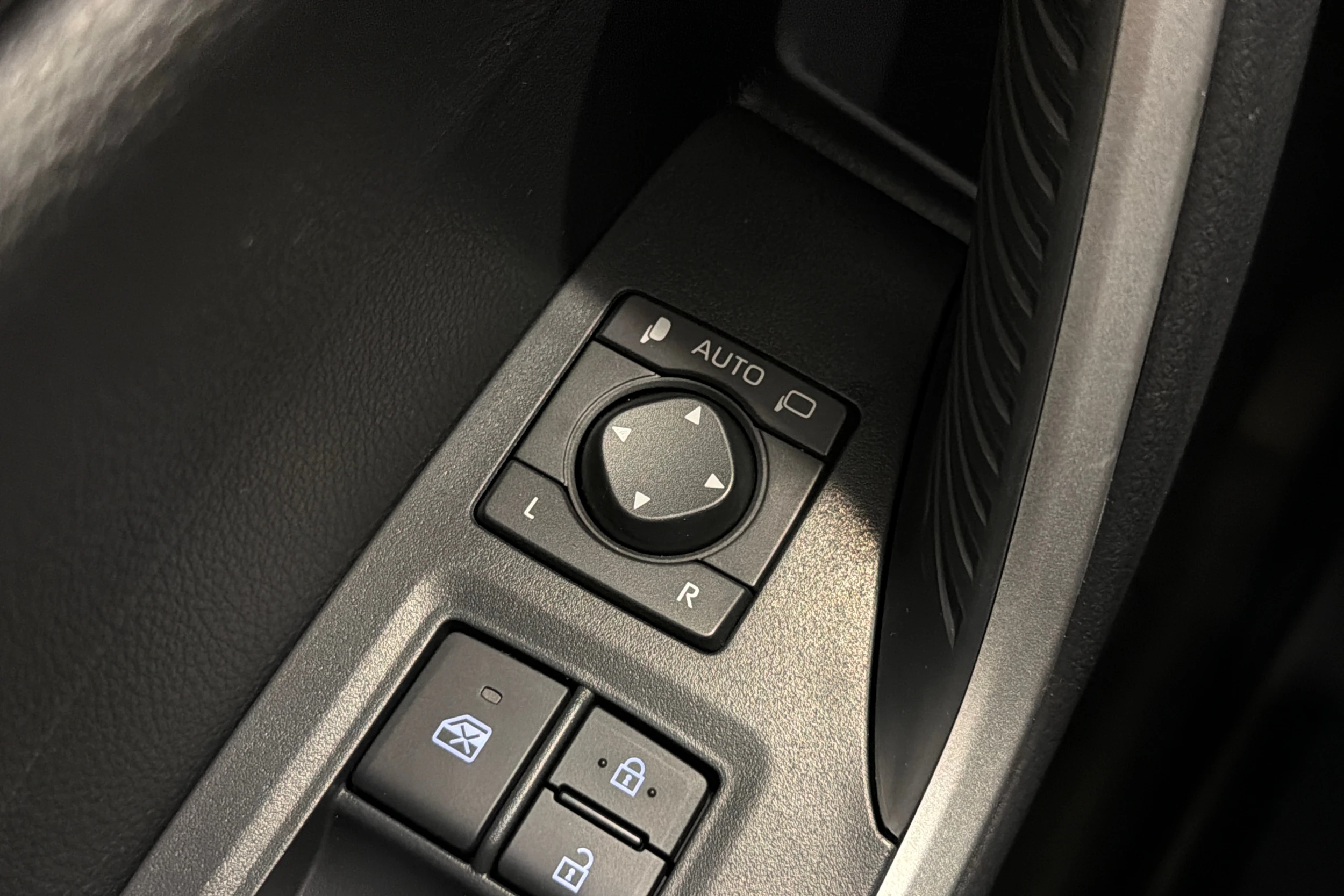 valkoinen Toyota RAV4 Plug-in 2022 kuva 19.
