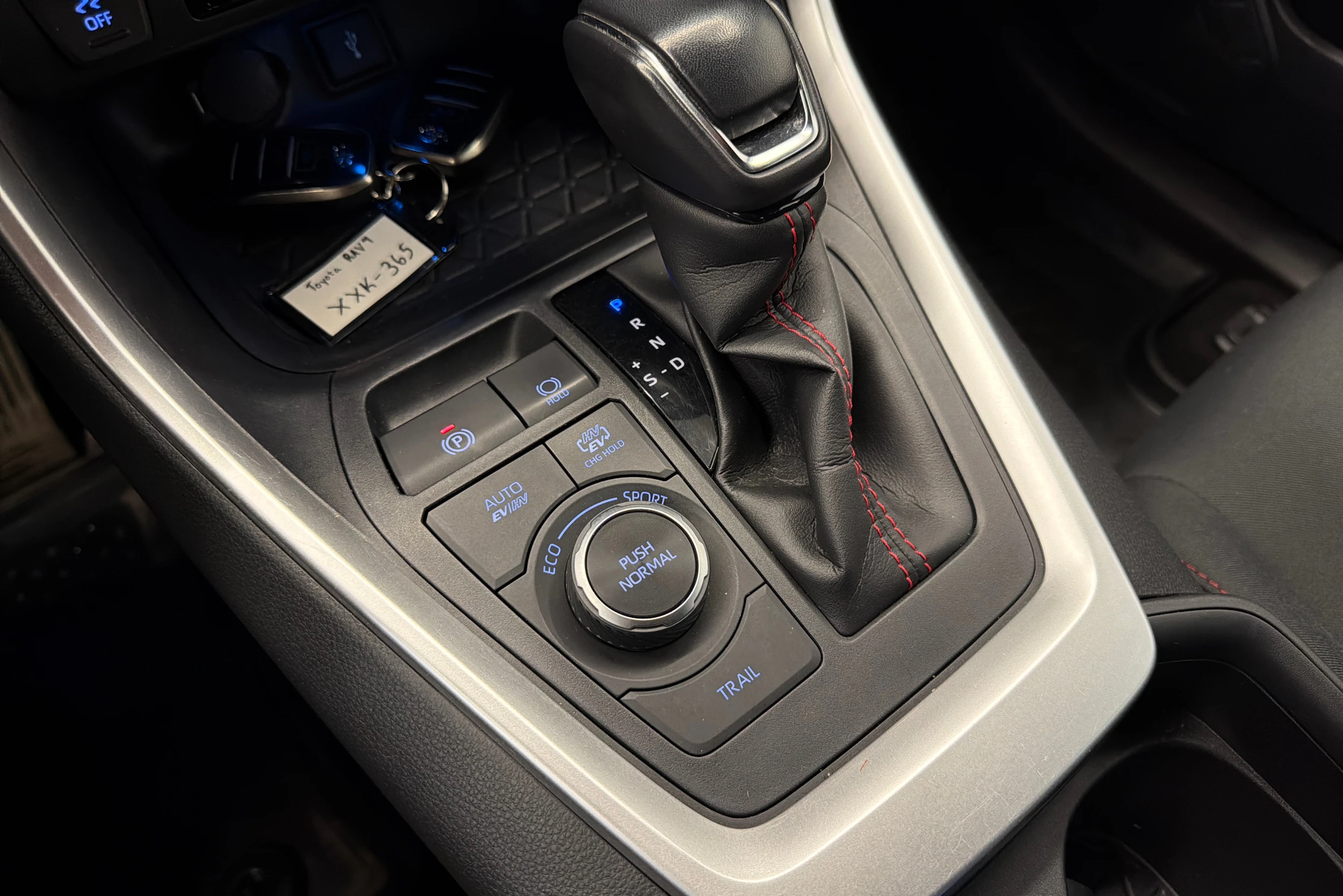 valkoinen Toyota RAV4 Plug-in 2022 kuva 21.