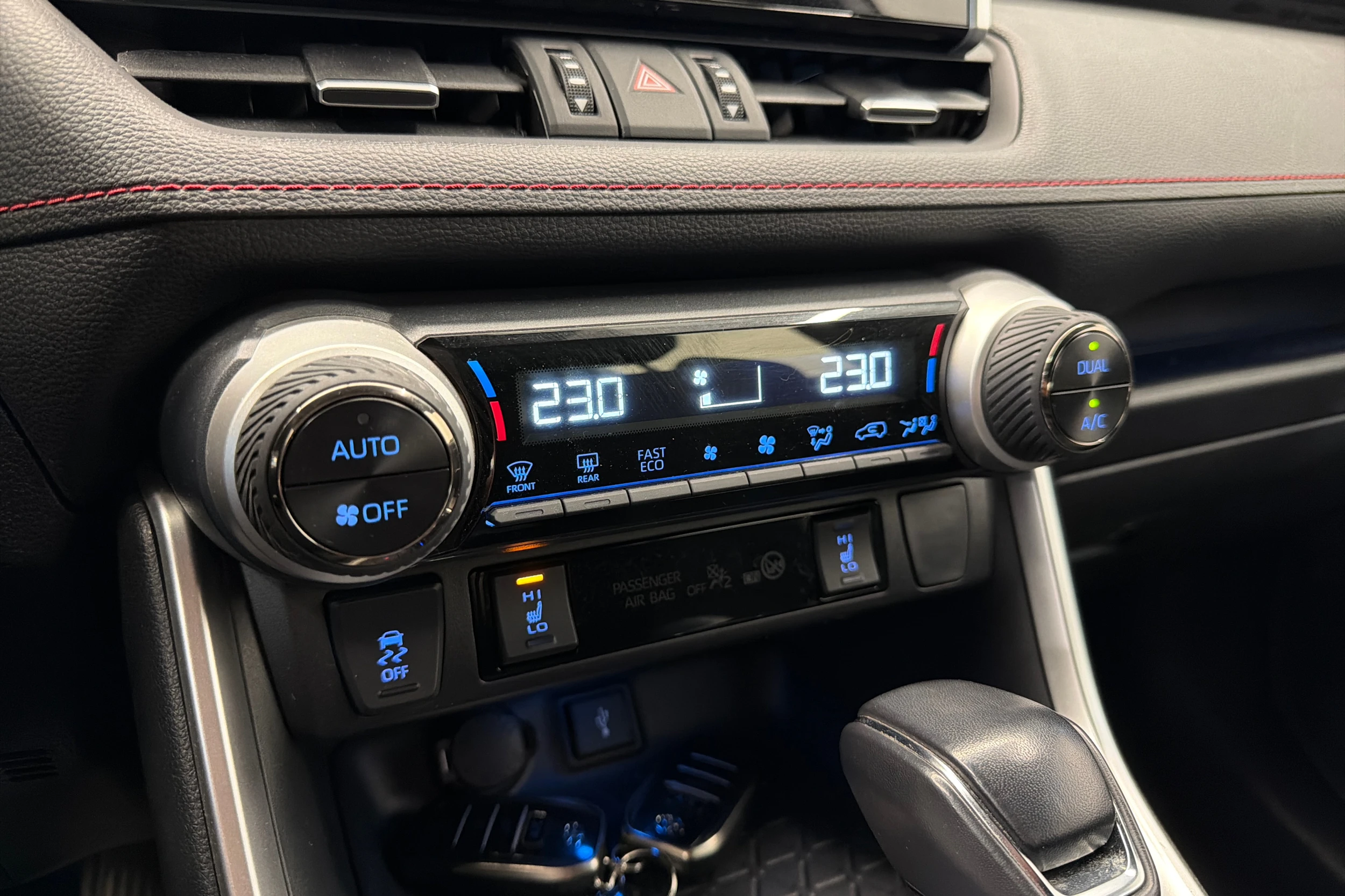 valkoinen Toyota RAV4 Plug-in 2022 kuva 22.