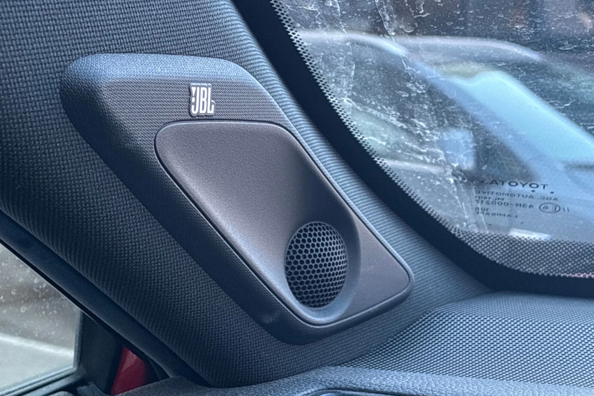 punainen Toyota RAV4 Plug-in 2022 kuva 4.