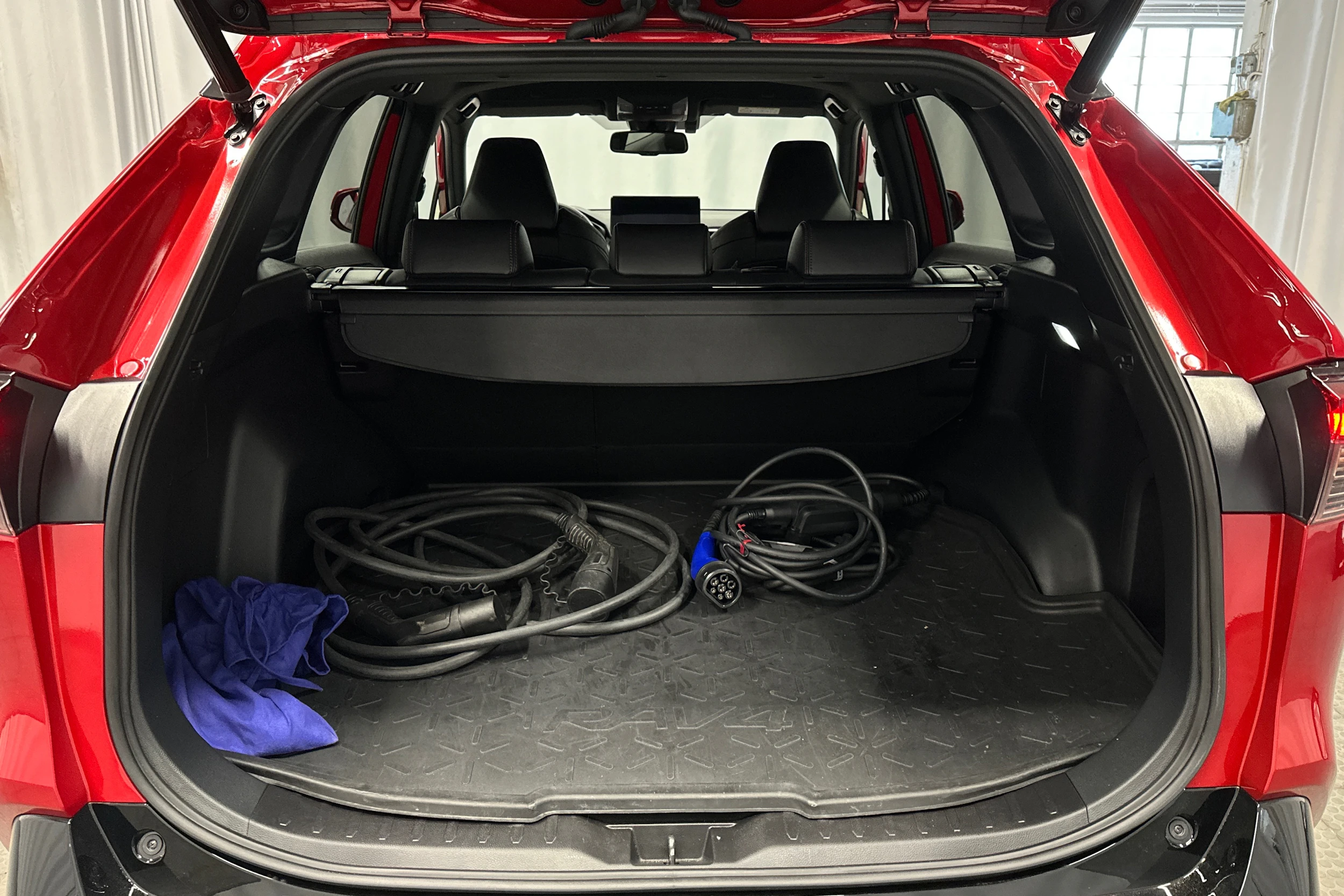 punainen Toyota RAV4 Plug-in 2023 kuva 15.
