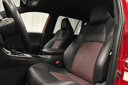 punainen Toyota RAV4 Plug-in 2023 kuva 18.