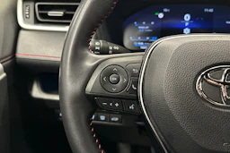 punainen Toyota RAV4 Plug-in 2023 kuva 21.