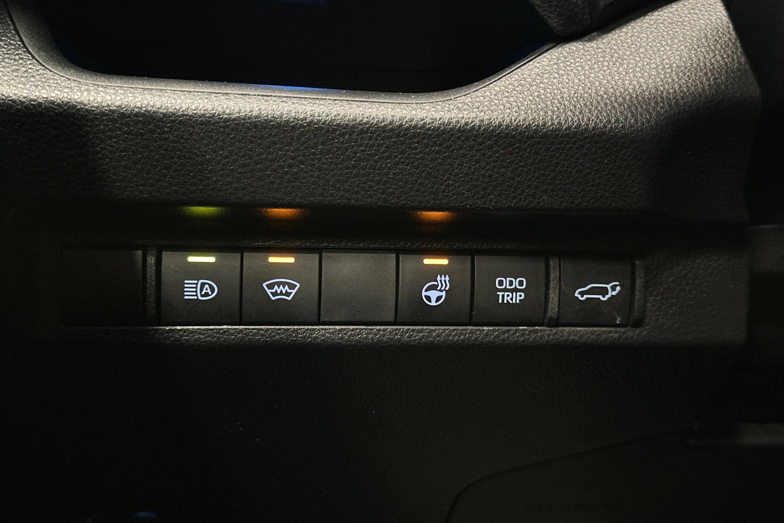 punainen Toyota RAV4 Plug-in 2023 kuva 23.