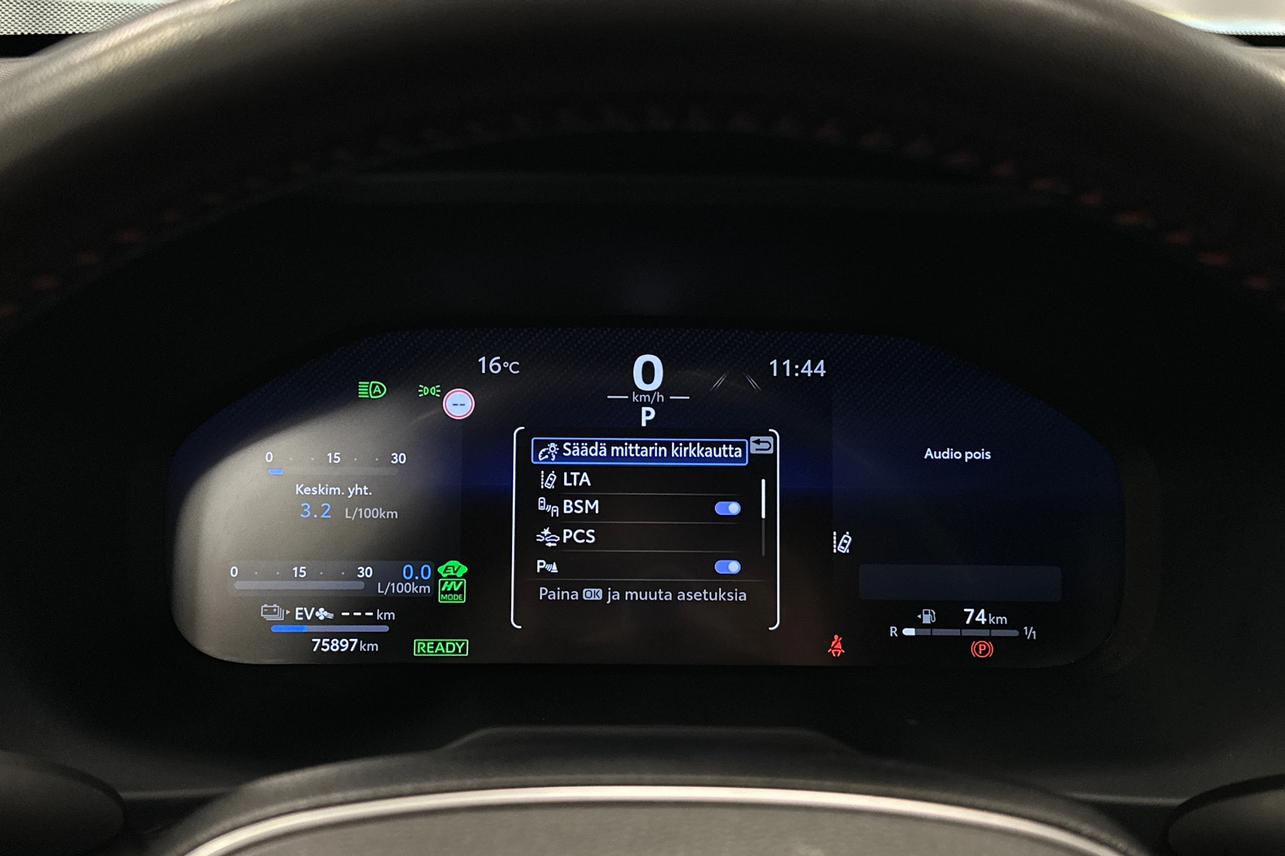 punainen Toyota RAV4 Plug-in 2023 kuva 24.