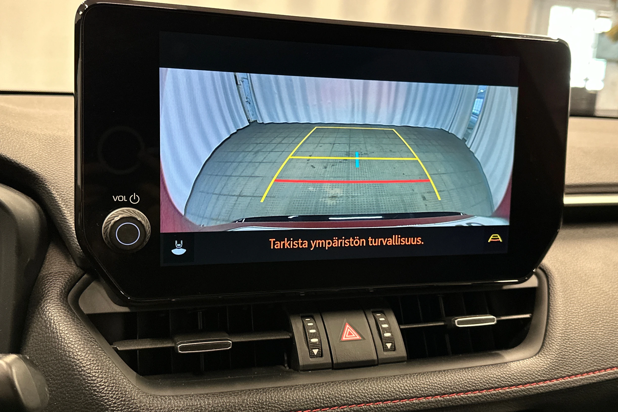 punainen Toyota RAV4 Plug-in 2023 kuva 28.