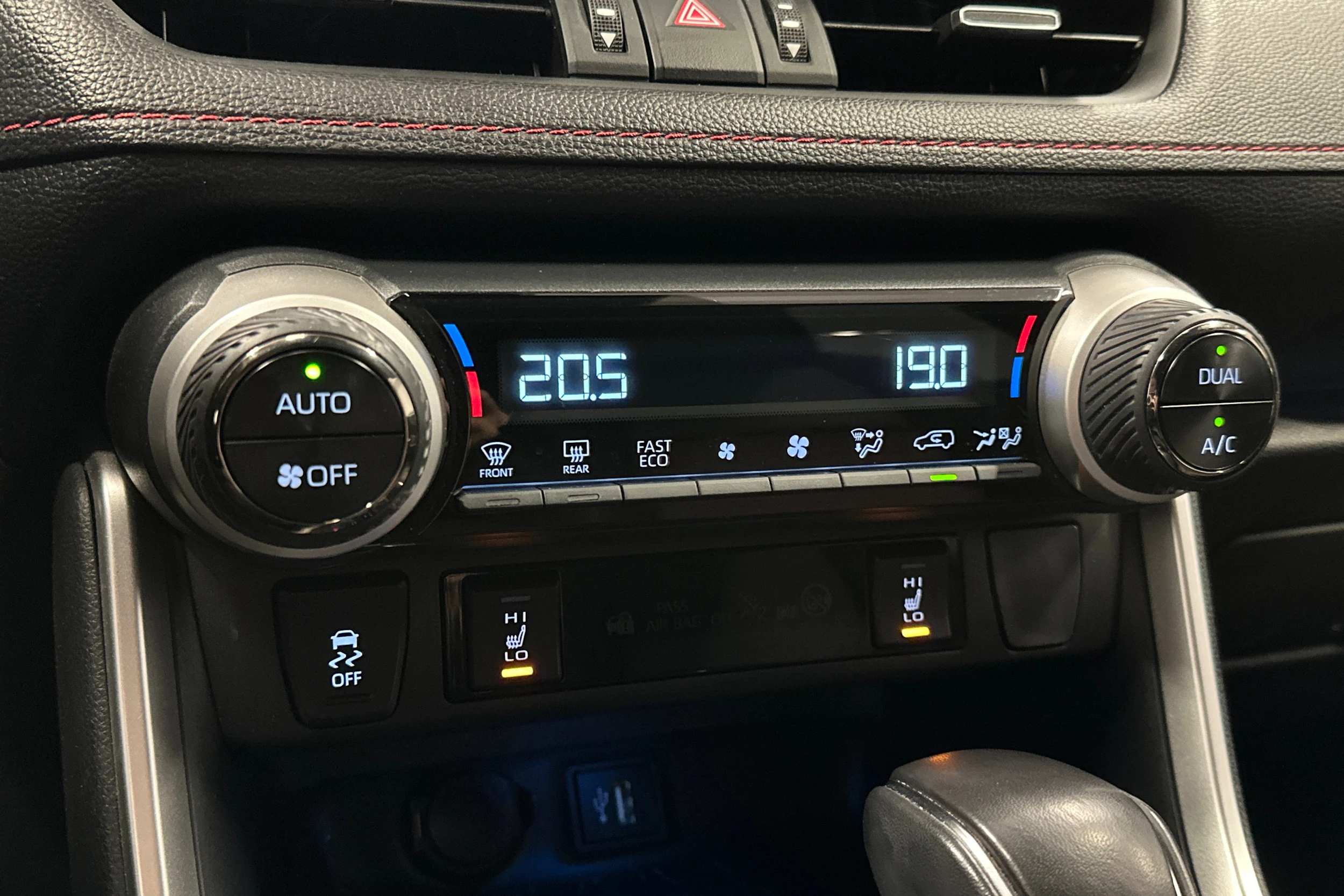 punainen Toyota RAV4 Plug-in 2023 kuva 29.