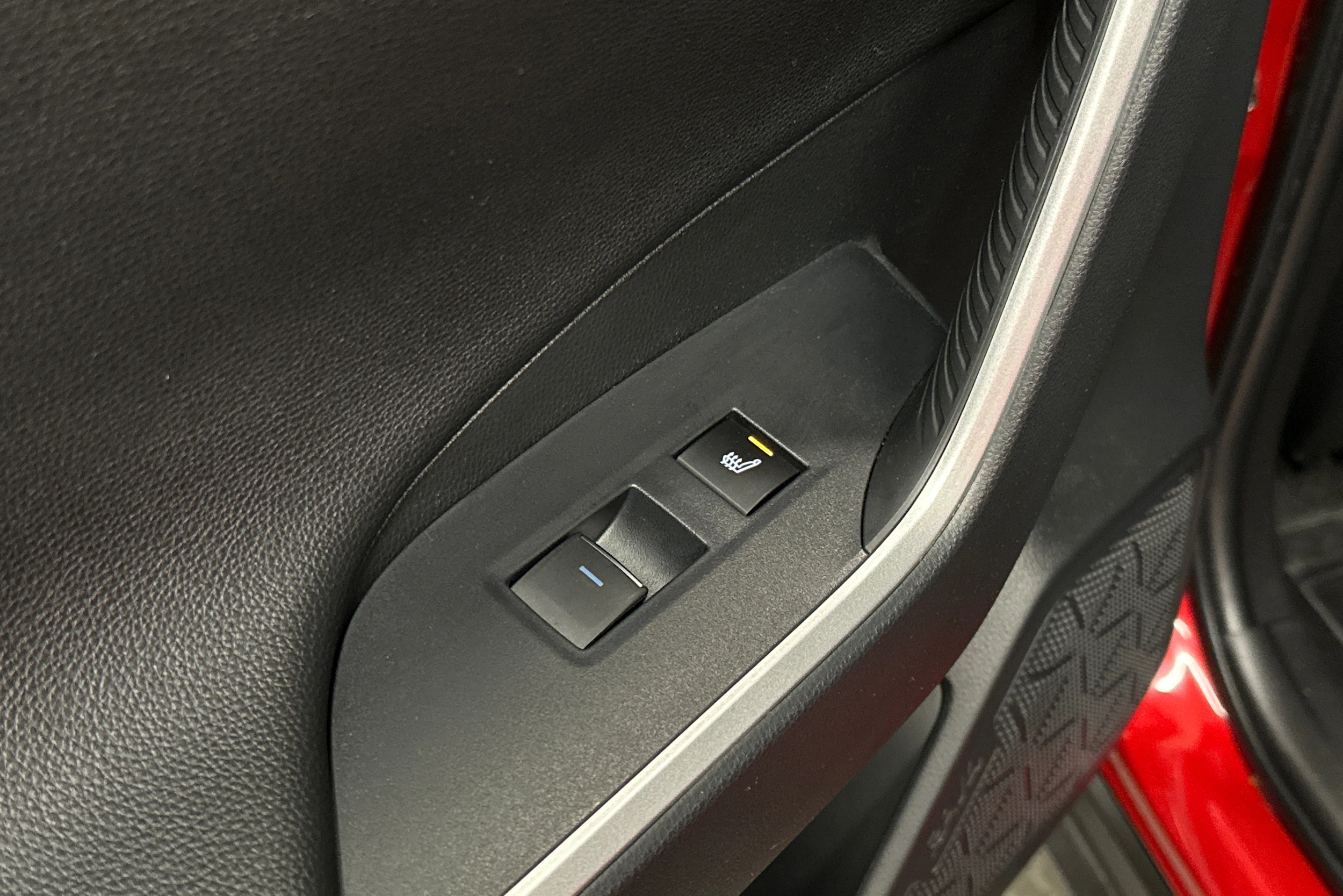 punainen Toyota RAV4 Plug-in 2023 kuva 30.