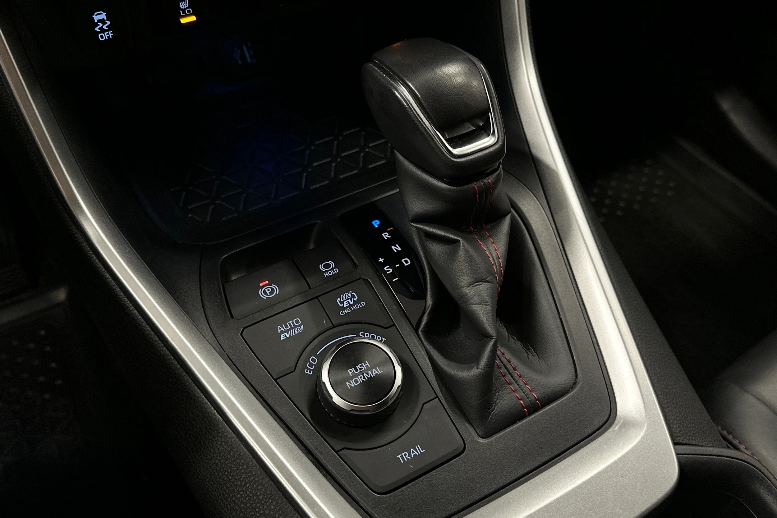 punainen Toyota RAV4 Plug-in 2023 kuva 31.