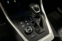 punainen Toyota RAV4 Plug-in 2023 kuva 31.