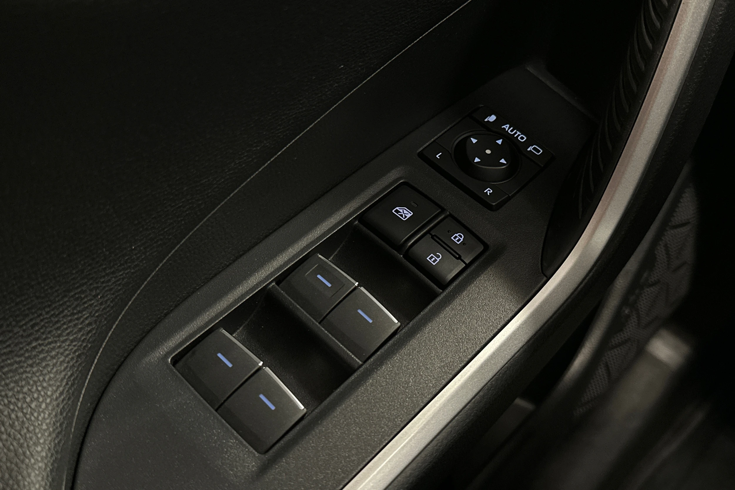punainen Toyota RAV4 Plug-in 2023 kuva 33.