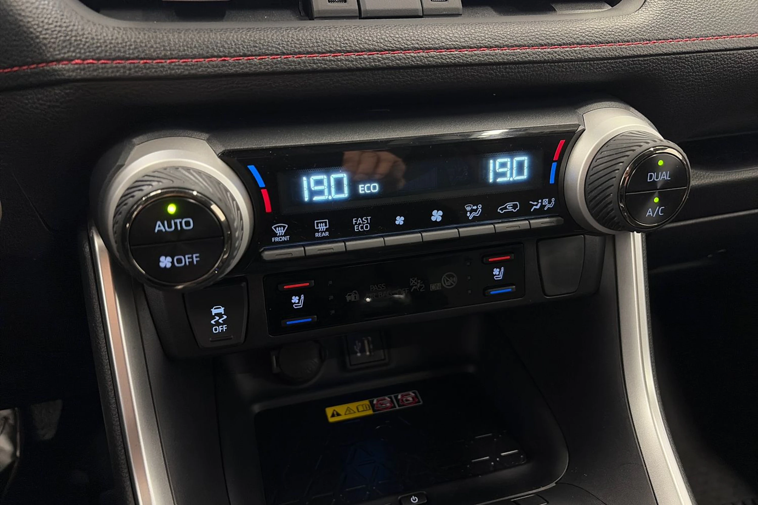 harmaa Toyota RAV4 Plug-in 2023 kuva 20.