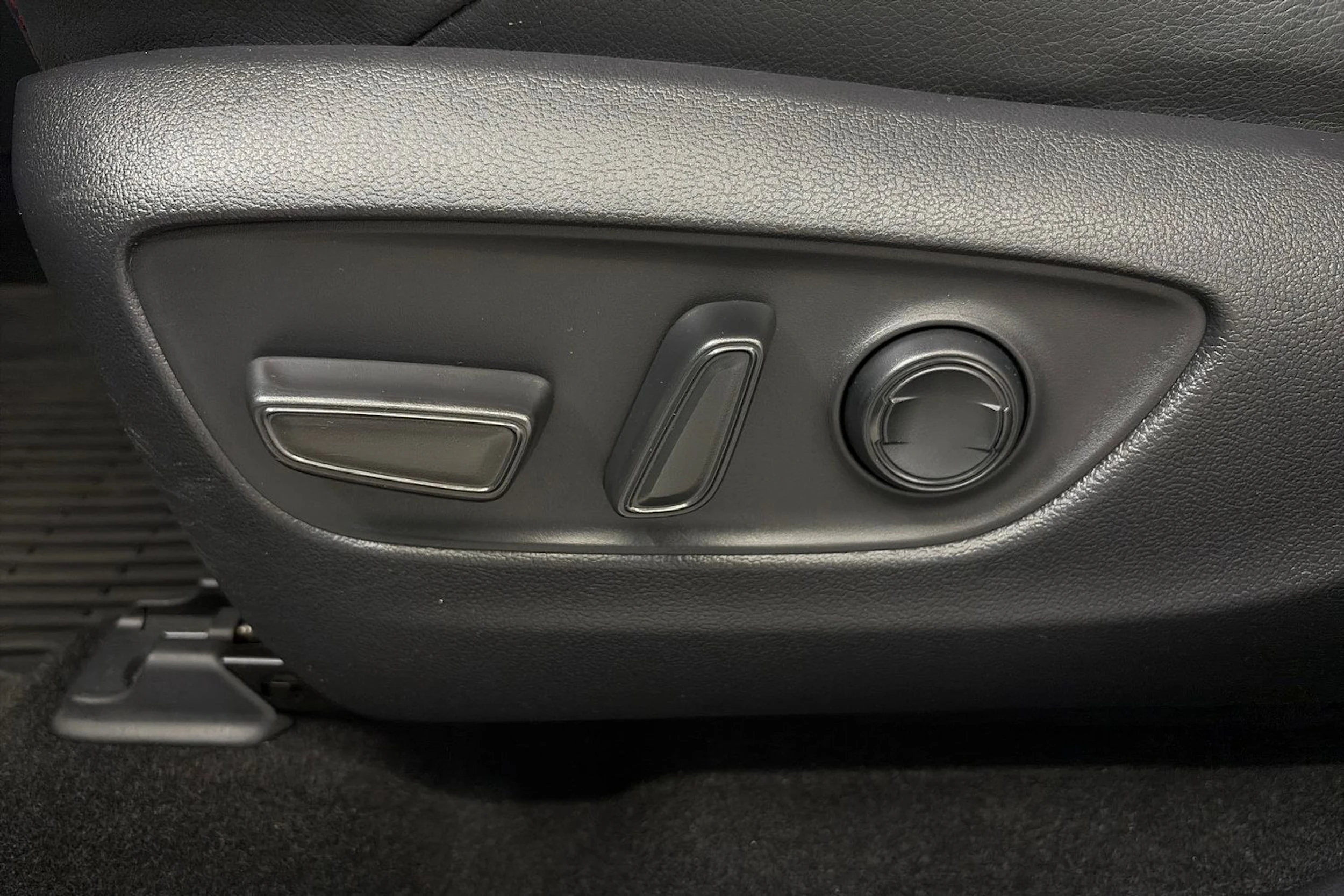 harmaa Toyota RAV4 Plug-in 2023 kuva 26.