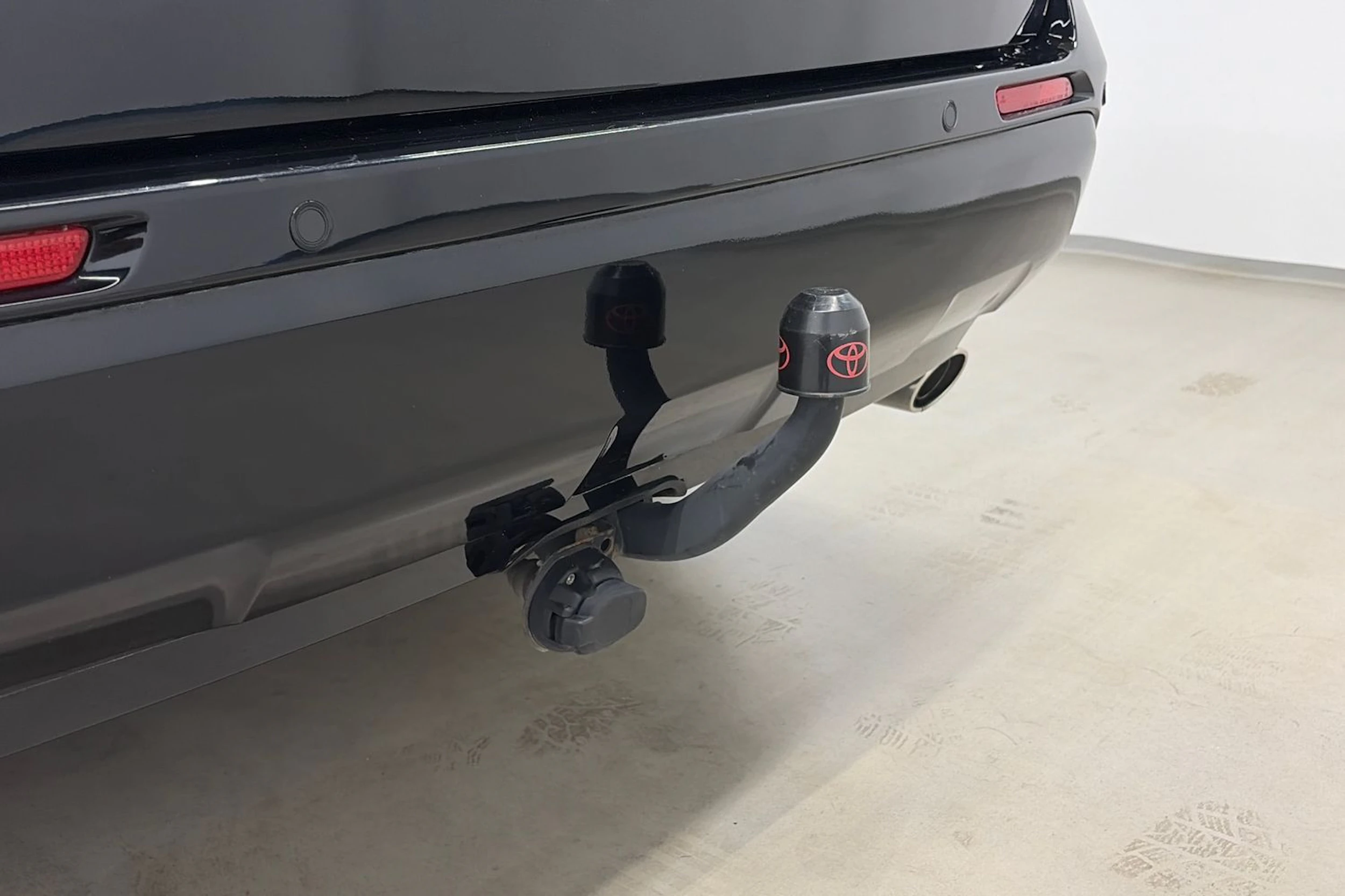 harmaa Toyota RAV4 Plug-in 2023 kuva 28.