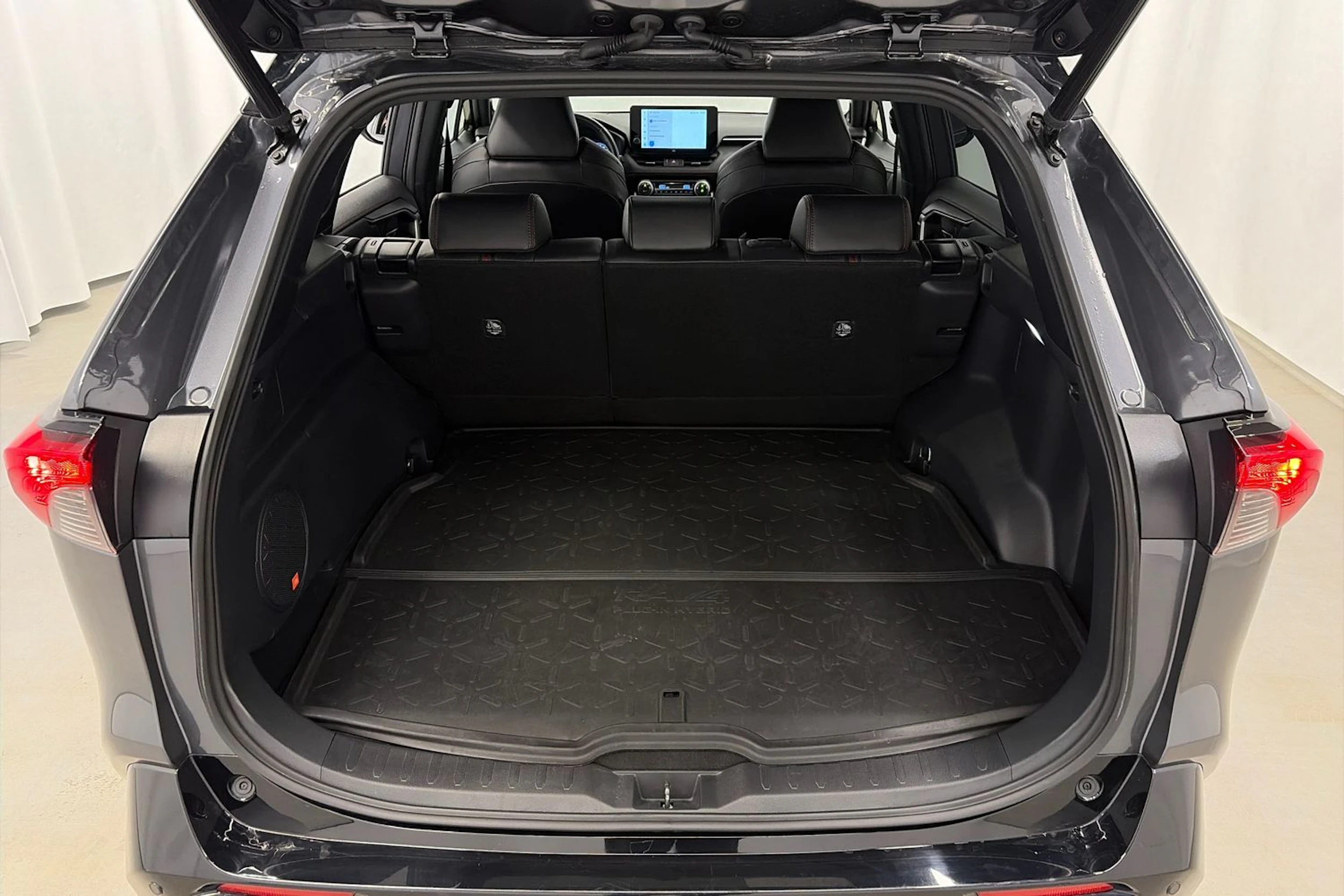 harmaa Toyota RAV4 Plug-in 2023 kuva 29.