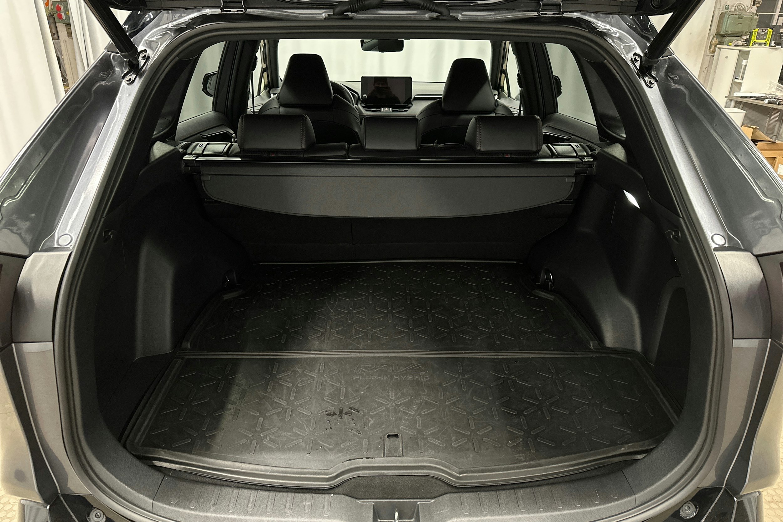 harmaa Toyota RAV4 Plug-in 2023 kuva 13.